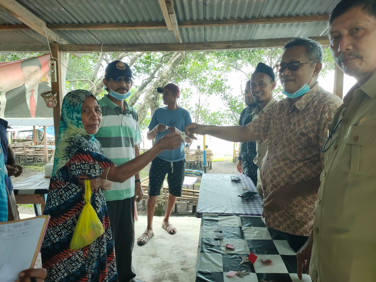 Kepala Dinas Perindustrian dan Perdagangan, Kota Ternate Hasim Yusup menyerahkan kunci pasar wisata kepada pelaku UMKM, Selasa (6/10/2020).