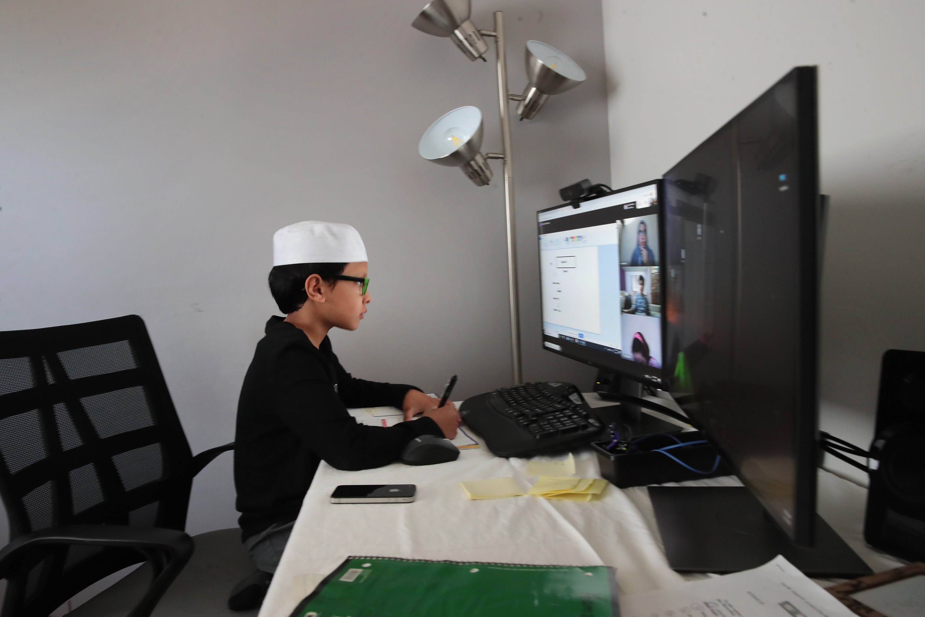 Siswa kelas 4 di Akademi Al-Huda, belajar kelas E-learning bersama guru dan teman sekelasnya, di Bartlett, Illinois, beberapa waktu lalu.