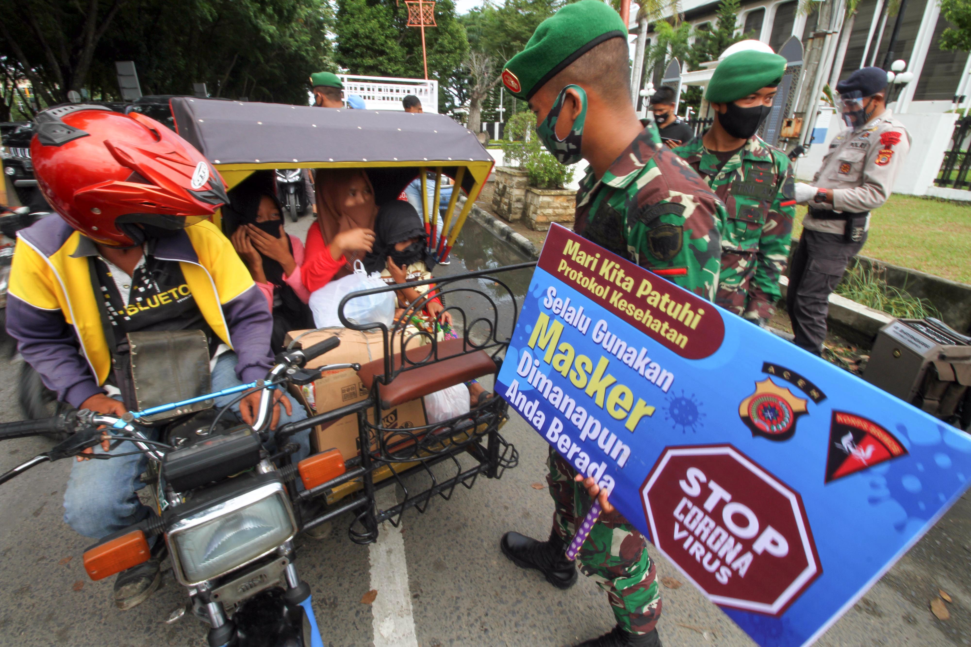 Petugas gabungan menjaring warga yang terjaring tidak memakai masker dalam Operasi Yustisi Protokol COVID-19 di Lhokseumawe, Aceh,