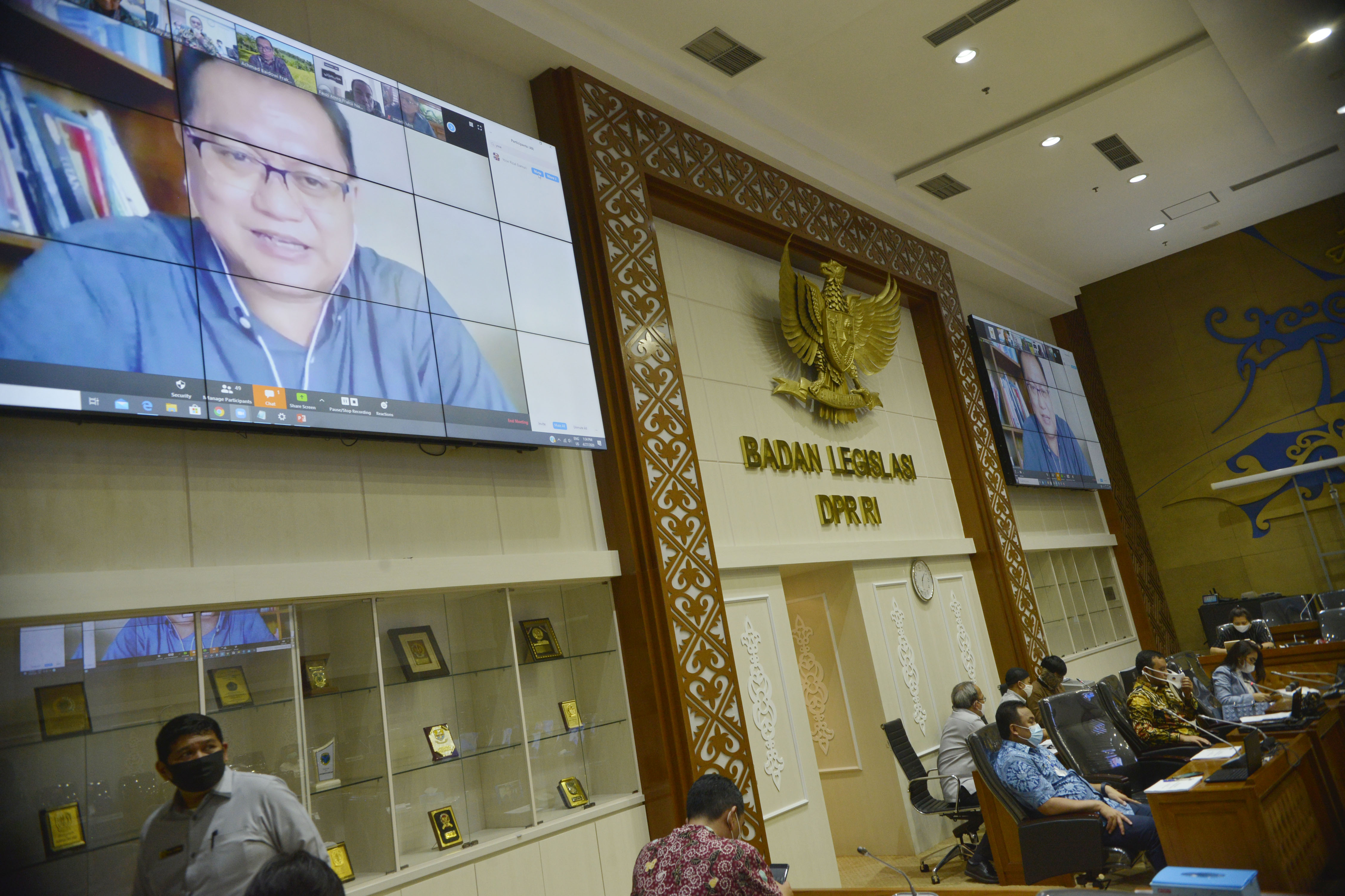 Suasana rapat dengar pendapat umum (RDPU) Baleg DPR0-RI saat mendengarkan salah satu narasumber Yose Rizal dari CSIS