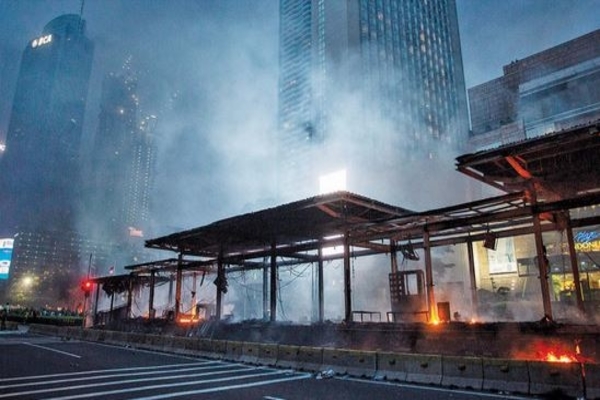 Halte bus Trans- Jakarta Bundaran  HI hangus dibakar massa saat unjuk rasa menolak  pengesahan Undang- Undang Cipta Kerja, kemarin.