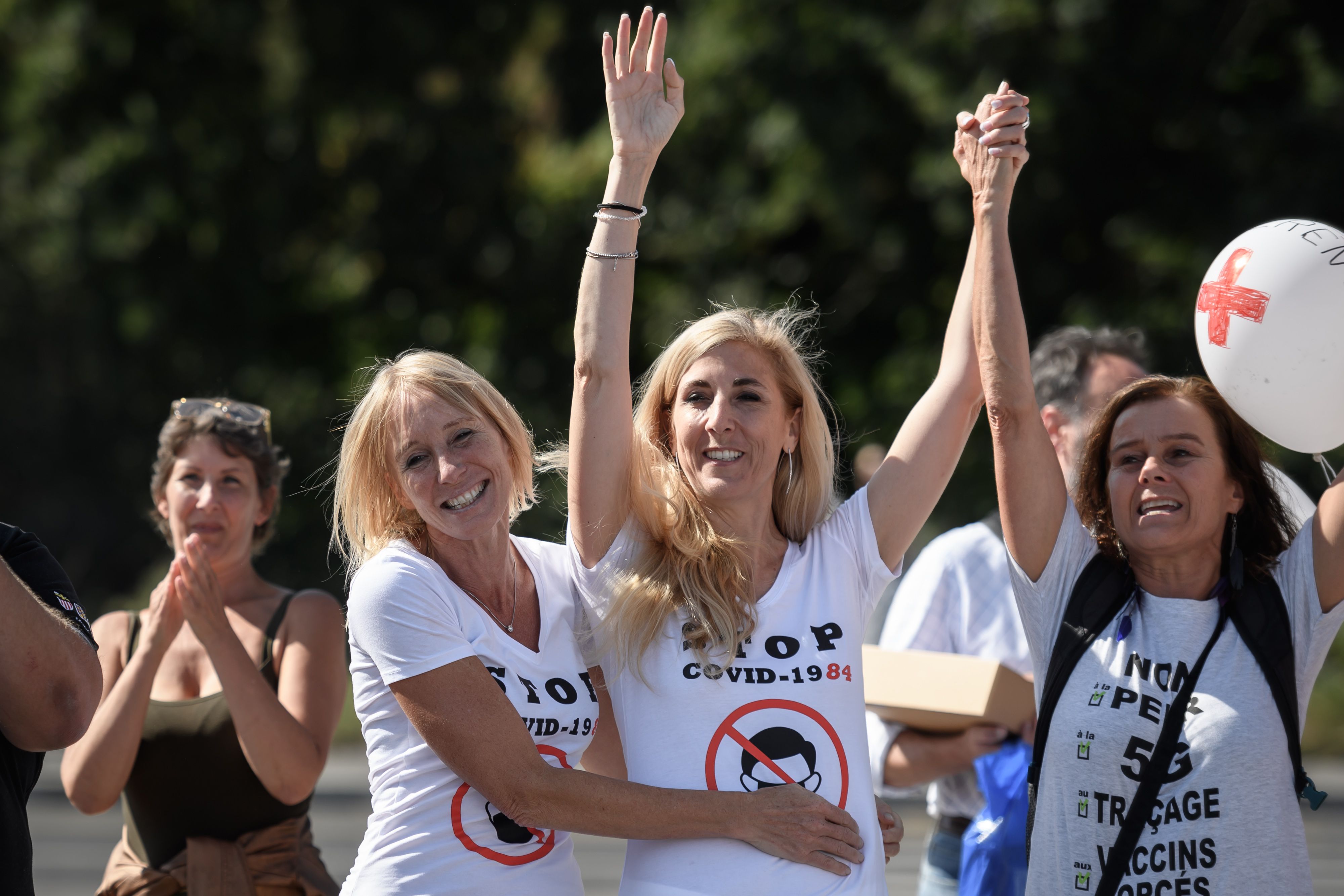 Warga Jenewa memprotes keharusan penggunaan masker di kota Swiss itu.