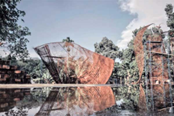 Seni instalasi di muka candi