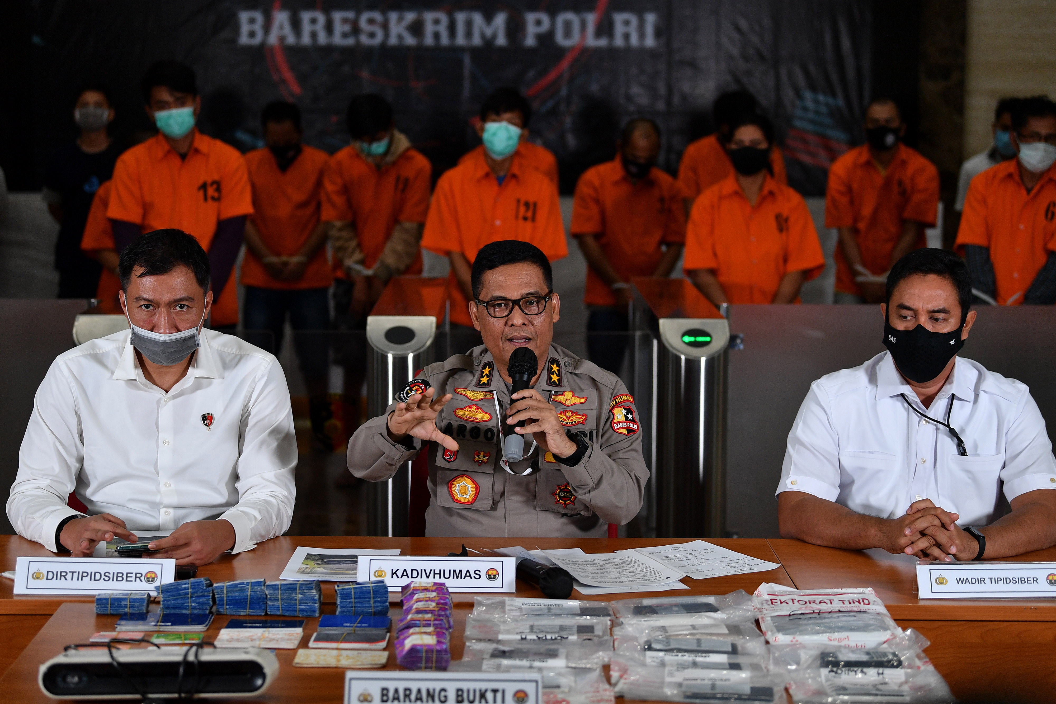 Bareskrim Polri berhasil menangkap sindikat pembobol akun nasabah bank dan aplikasi transportasi daring Grab.