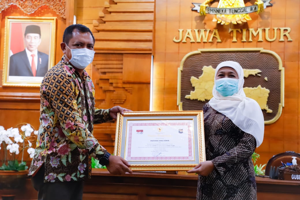 Gubernur Jawa Timur Khofifah Indar Parawansa menerima penghargaan dari Kemendagri.