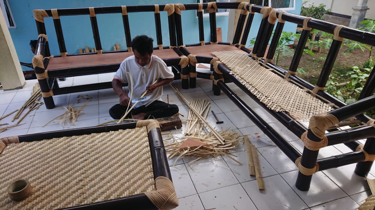 Herman Meang penyandang disabilitas membuat kerajinan meubel dari bambu