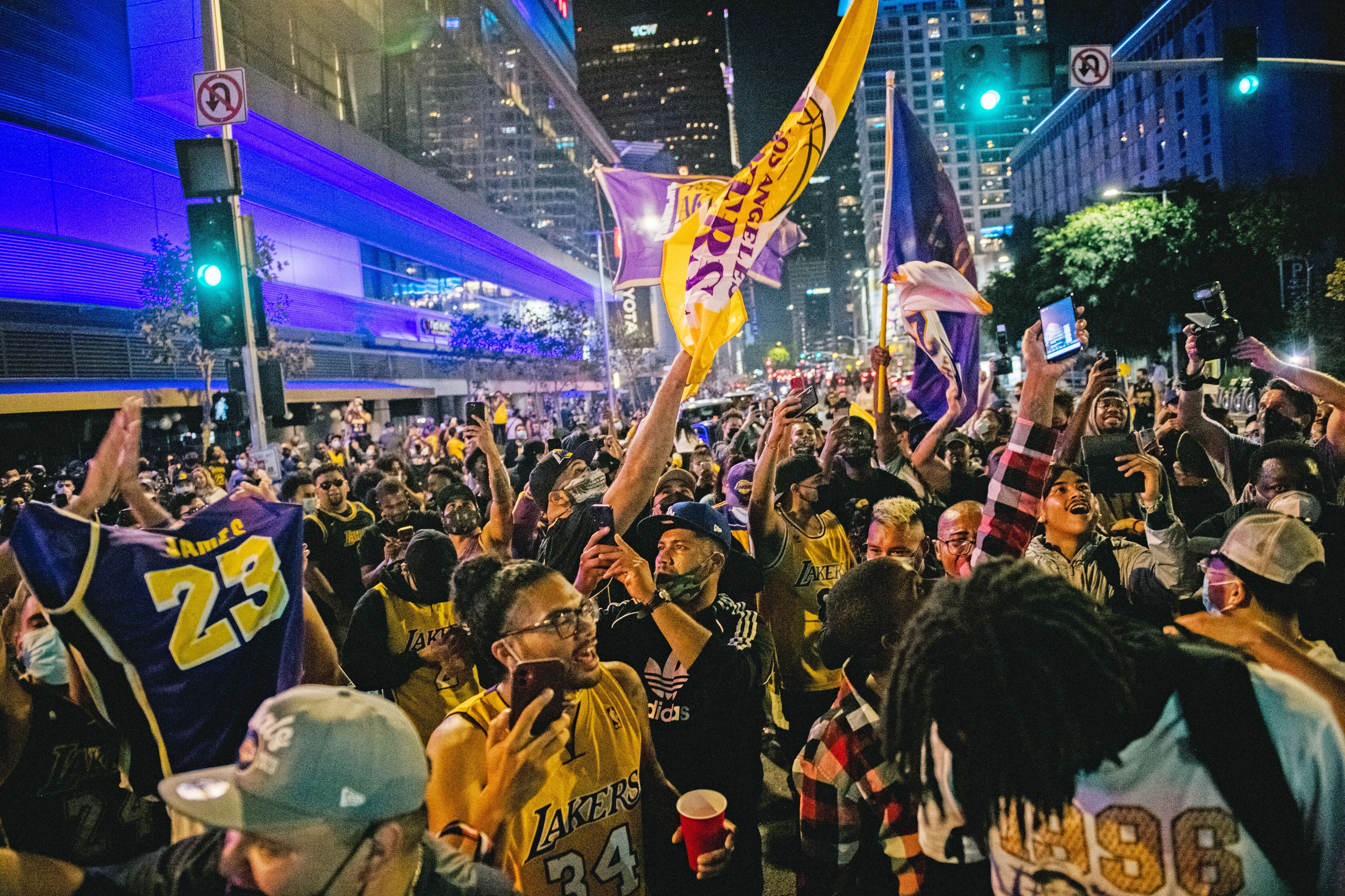 Pendukung Los Angeles Lakers merayakan keberhasilan tim pujaan mereka menjadi juara NBA di luar Staples Center, Los Angeles, AS.