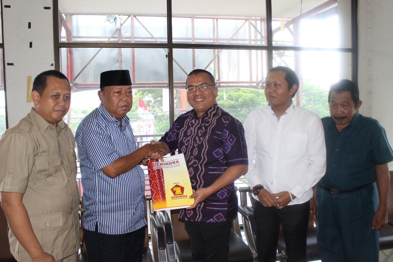 Denny Indrayana saat pengembalian formulir calon gubernur Kalsel di partai Gerindra Kalsel, November 2019.