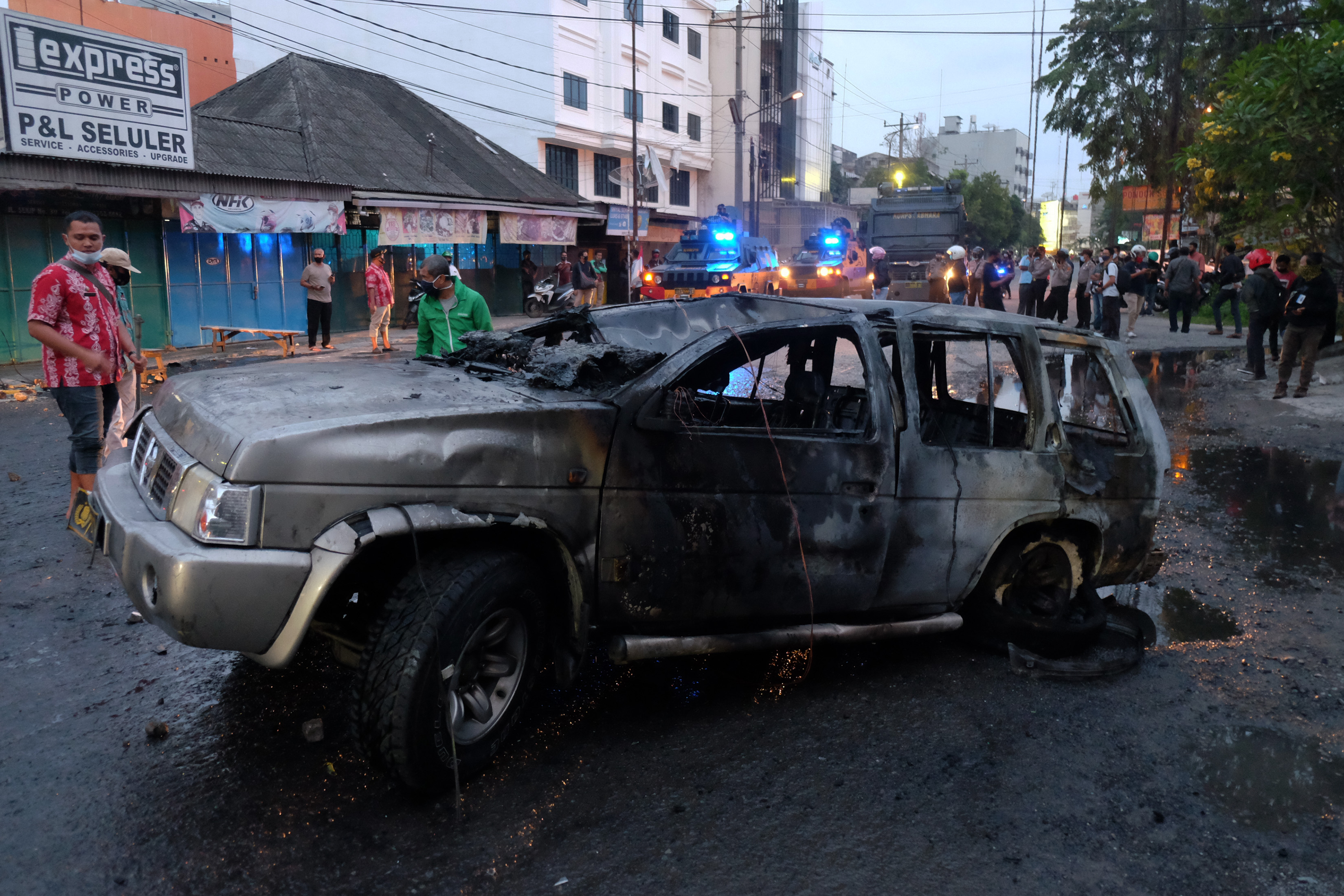 Demonstran membakar mobil polisi saat berunjuk rasa di Medan, Sumut