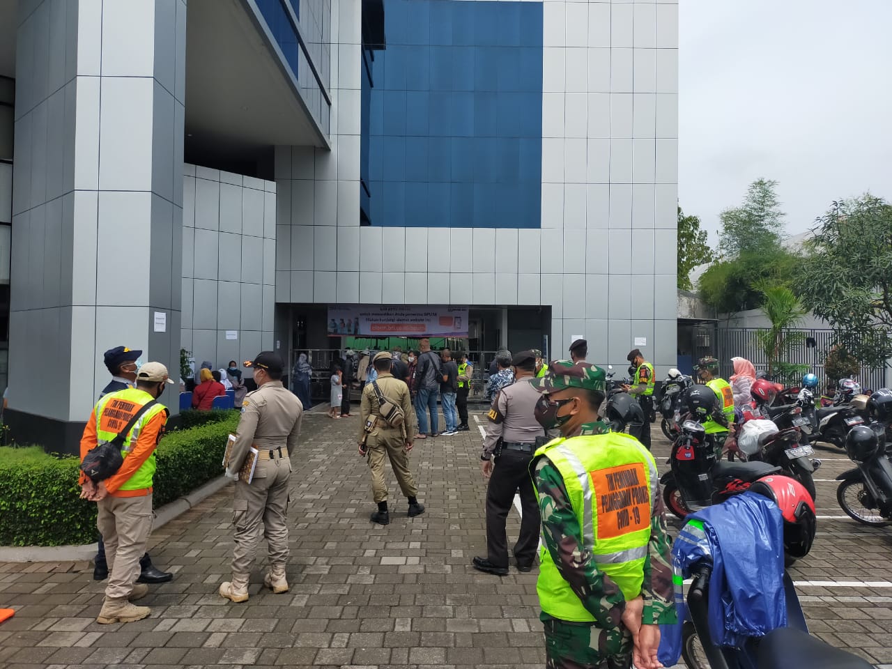 Satgas Covid-19 Kota Tasikmalaya membubarkan antrean warga penerima BLT UMKM di depan Kantor BRI , Rabu 21/10/2021).