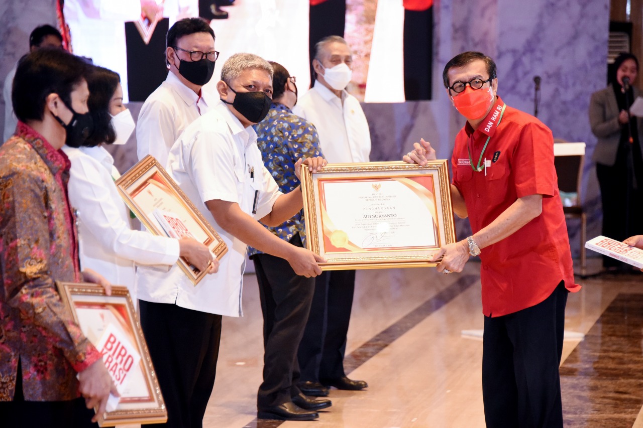 Lembaga Administrasi Negara (LAN) menerima penghargaan dari Kementerian Hukum dan HAM (Kemenkumham). 