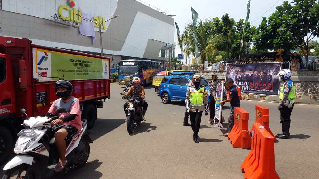 Kasatlantas Polres Cianjur, Jawa Barat, Ajun Komisaris Meilawaty, sedang mengatur arus kendaraan di Bundaran Tugu Lampu Gentur, Rabu (28/10)
