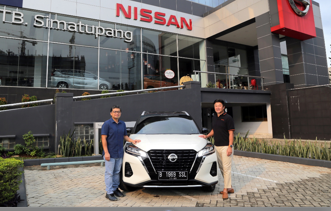 Salah satu konsumen pertama e-POWER Yuriadi Sulastomo dari Jakarta bersama Presiden Direktur Nissan Indonesia Isao Sekiguchi, Selasa (27/10)