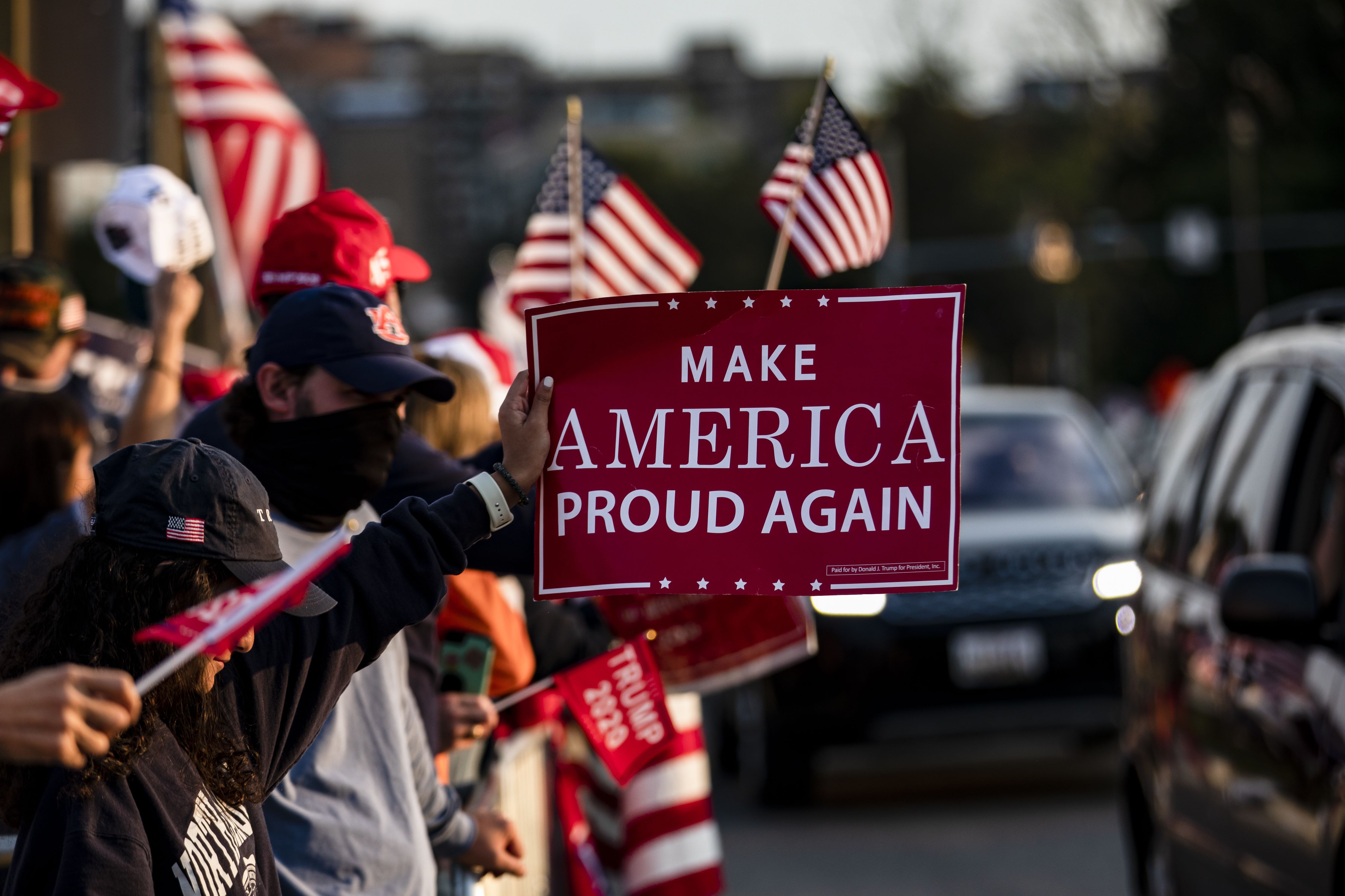 Para pendukung Donald Trump berjejer menunggu di depan RS militer Walter Reed 
