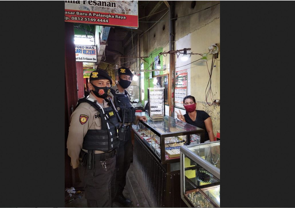 Personel Satsabhara Palangkaraya melakukan patroli sembari mengingatkan warga untuk menjalankan protokol kesehatan.
