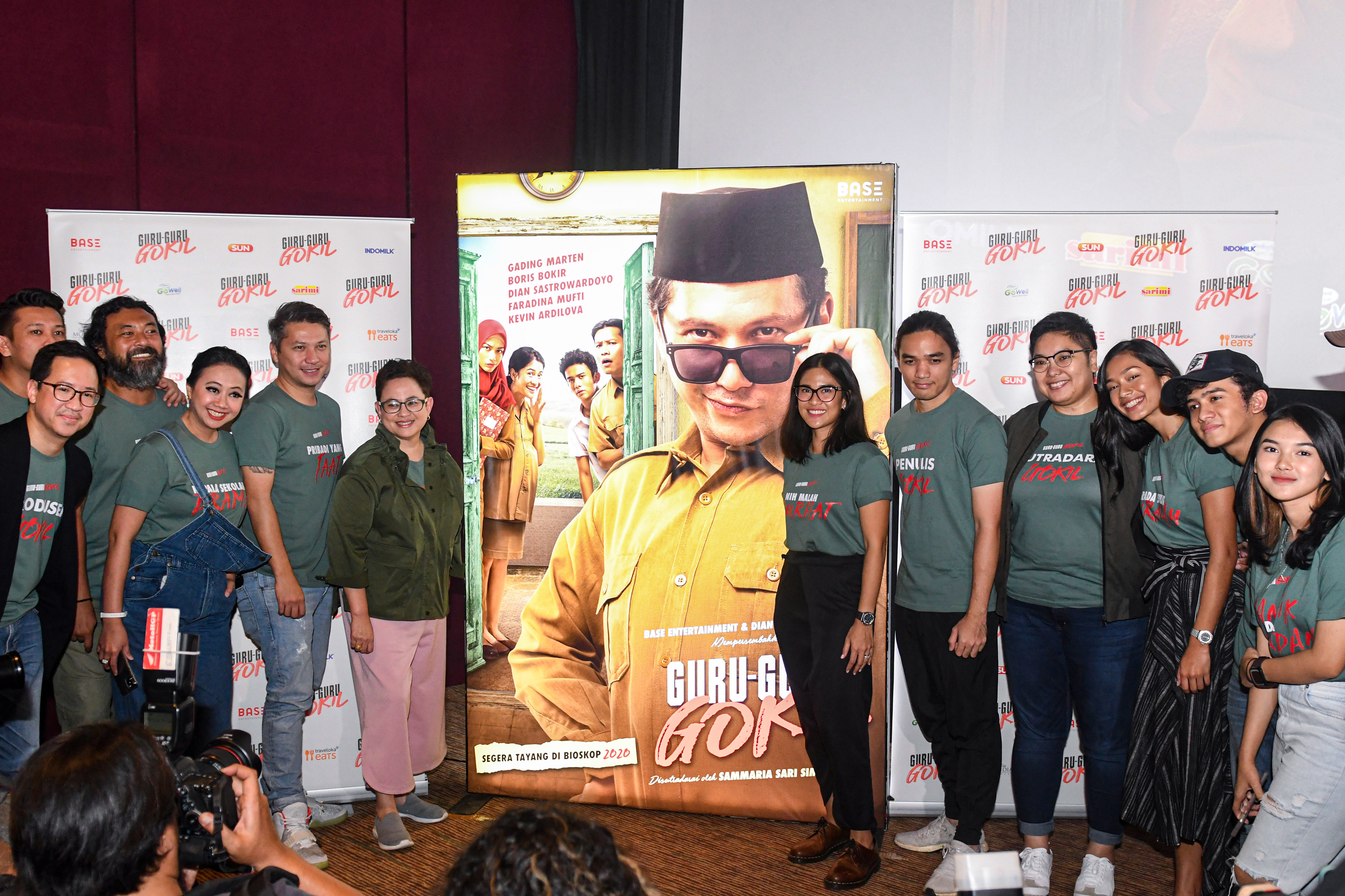 Sejumlah pemeran, sutradara dan produser film Guru-Guru Gokil berpose