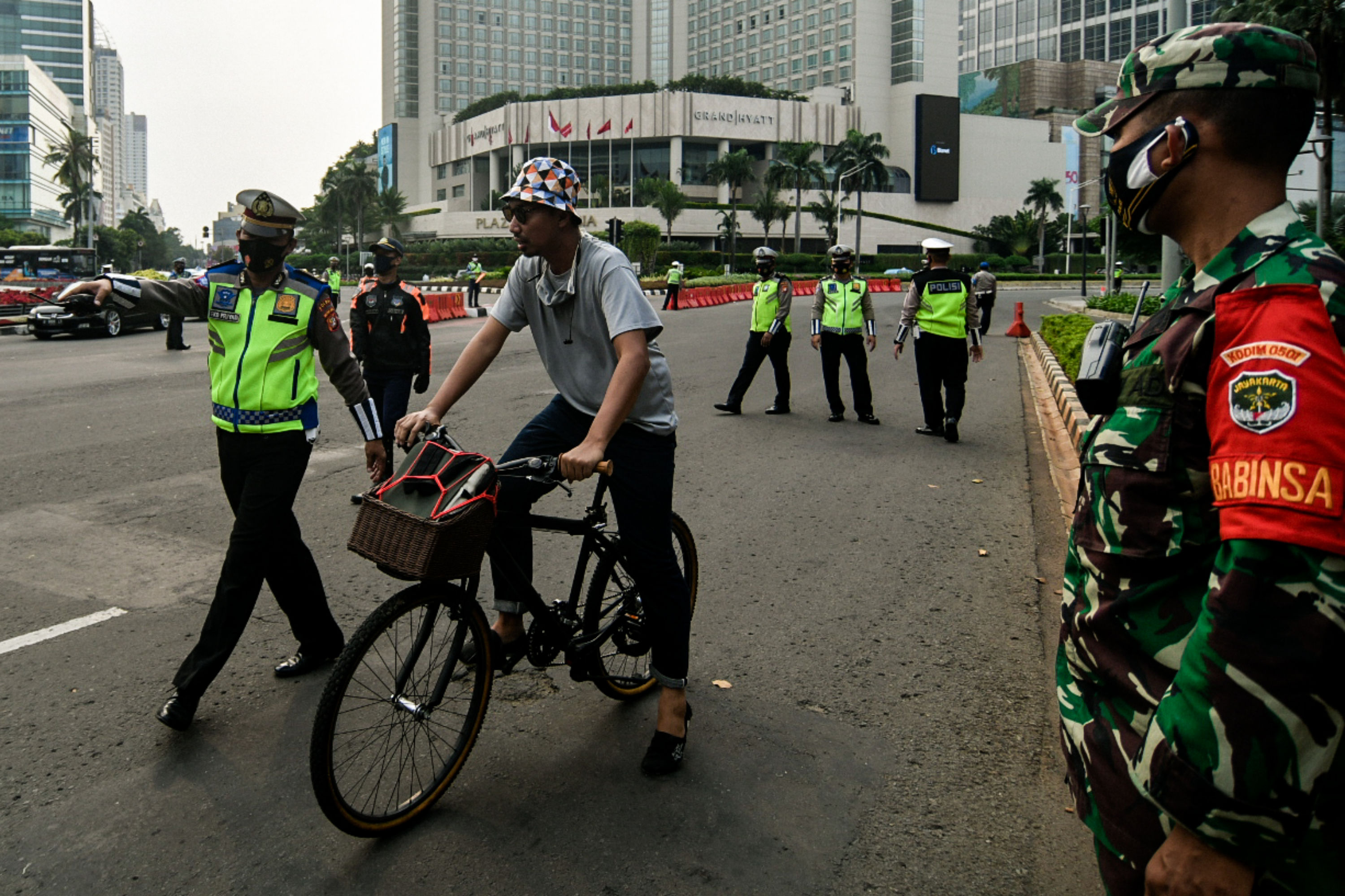  Petugas gabungan menjaring warga yang tidak mengenakan masker saat Operasi Yustisi di kawasan Bundaran HI, Jakarta, Selasa (15/9/2020)