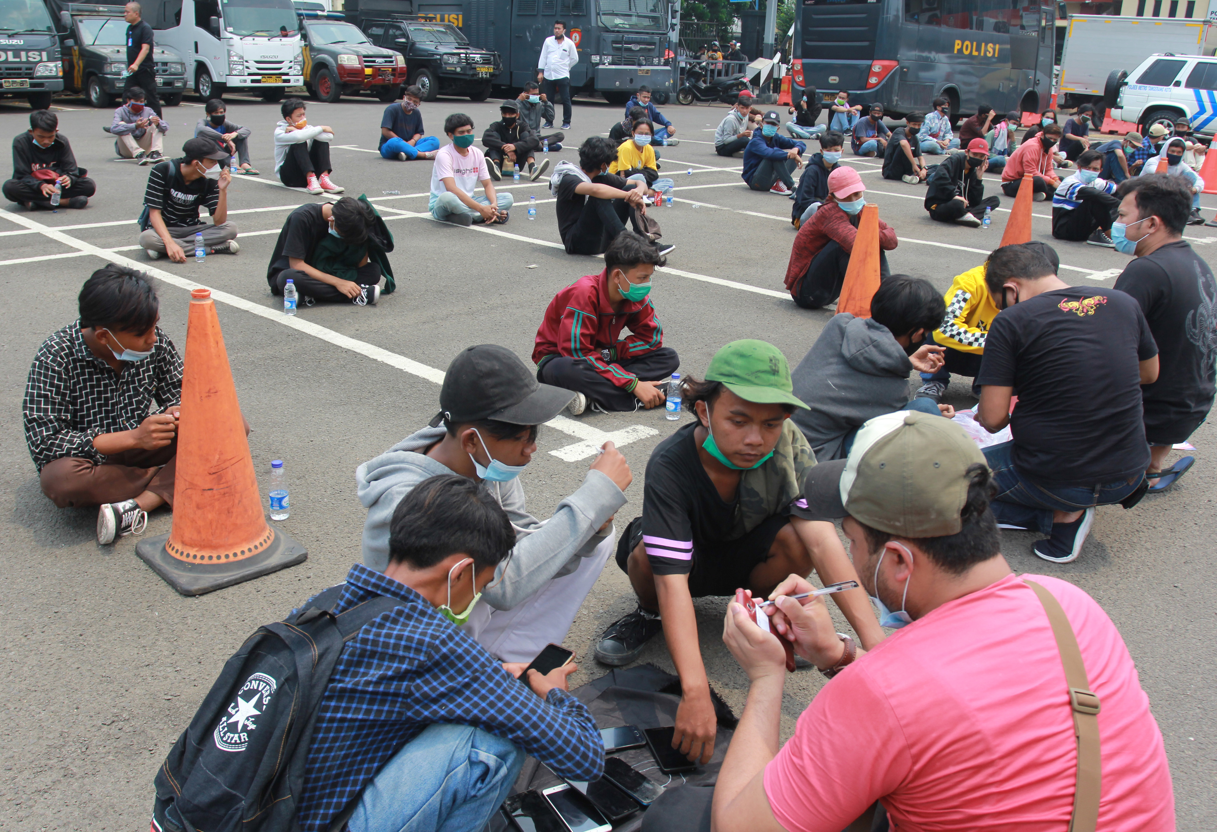 POLISI AMANKAN PELAJAR YANG AKAN UNJUK RASA