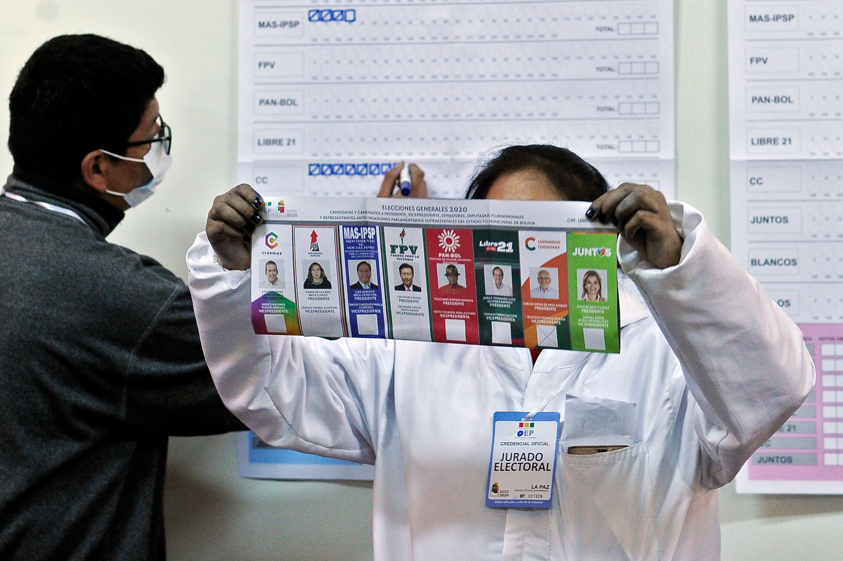 Aktivitas penghitungan suara di sebuah TPS di La Paz, Bolivia.