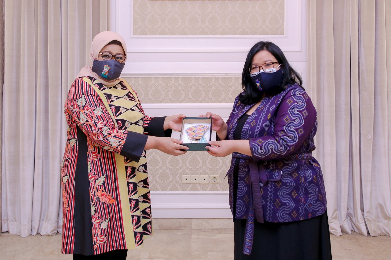 Dukung Ibu-ibu Perajin Dekranasda DKI Jakarta 