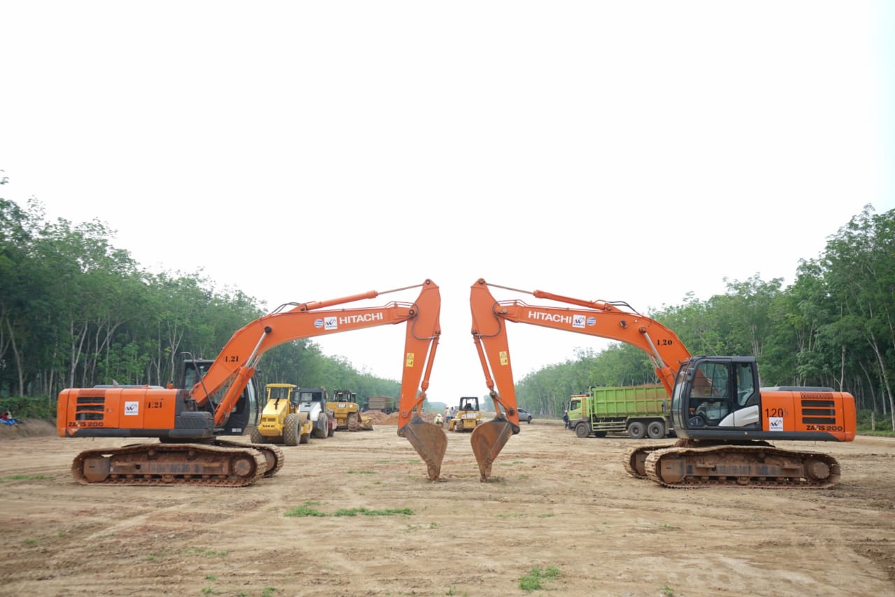 Groundbreaking proyek tol Trans Sumatra ruas Palembang-Betung di Desa Mainan, Sembawa, Banyuasin, Sumsel, Kamis (15/10).