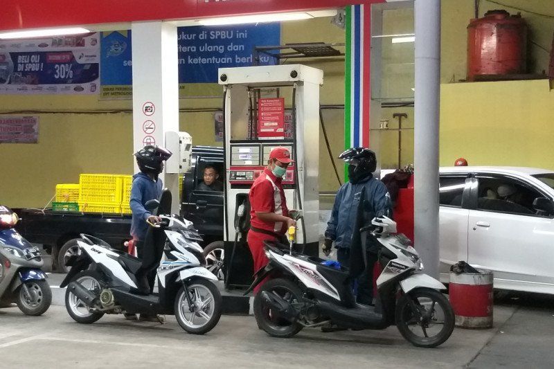 Konsumen mengisi bensin secara mandiri (self service) di salah satu SPBU Pertamina di Jakarta.