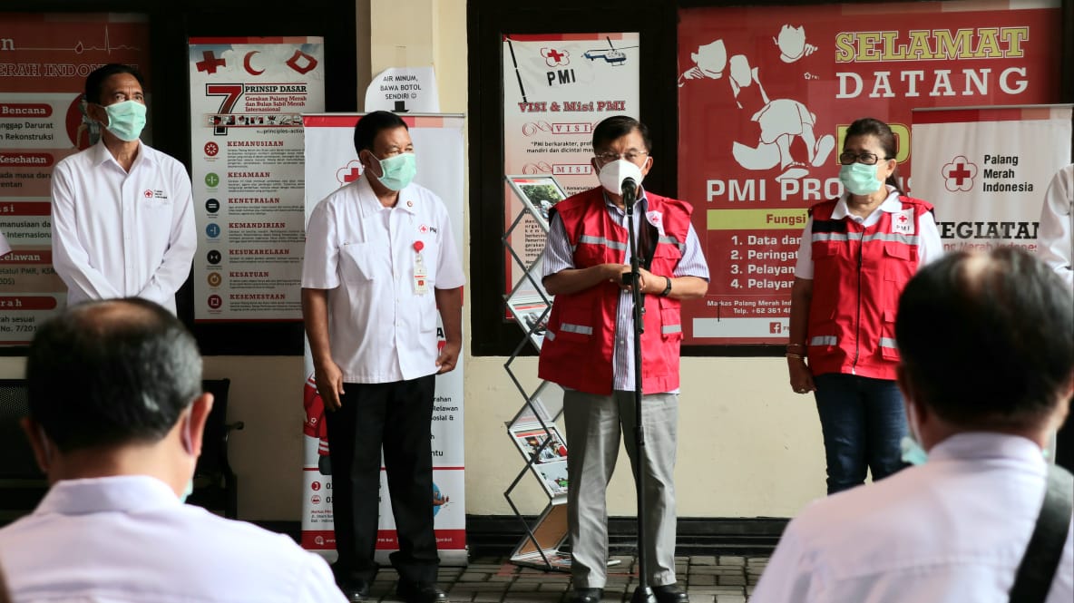 Ketua Umum PMI Jusuf Kalla (tengah) siap mengirim relawan PMI untuk membantu korban gempa di Turki