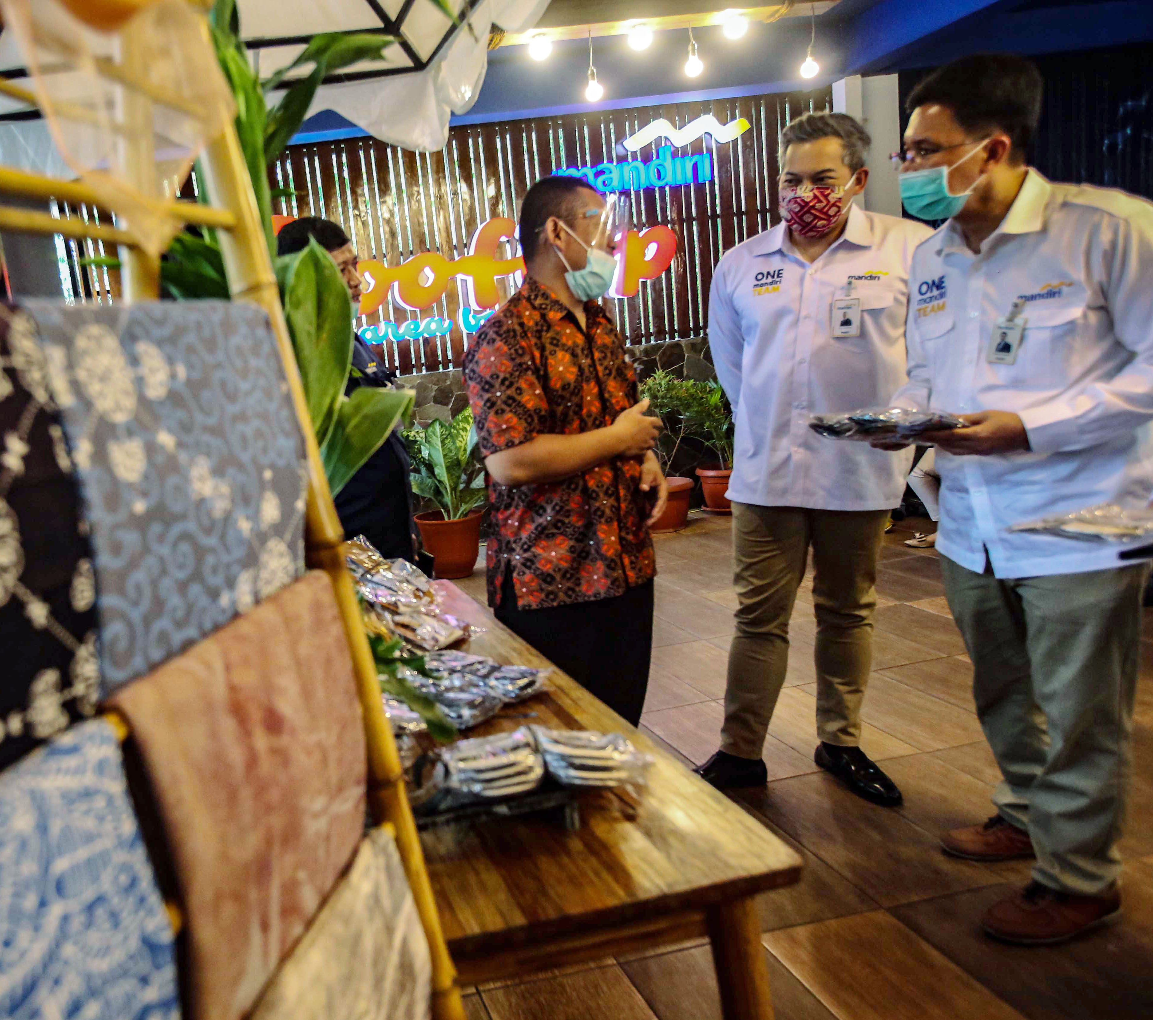 KREDIT PRODUKTIF UMKM: penerima kredit produktif program Pemulihan Ekonomi Nasional (PEN) di Bogor, Jawa Barat, Selasa (14/7).  