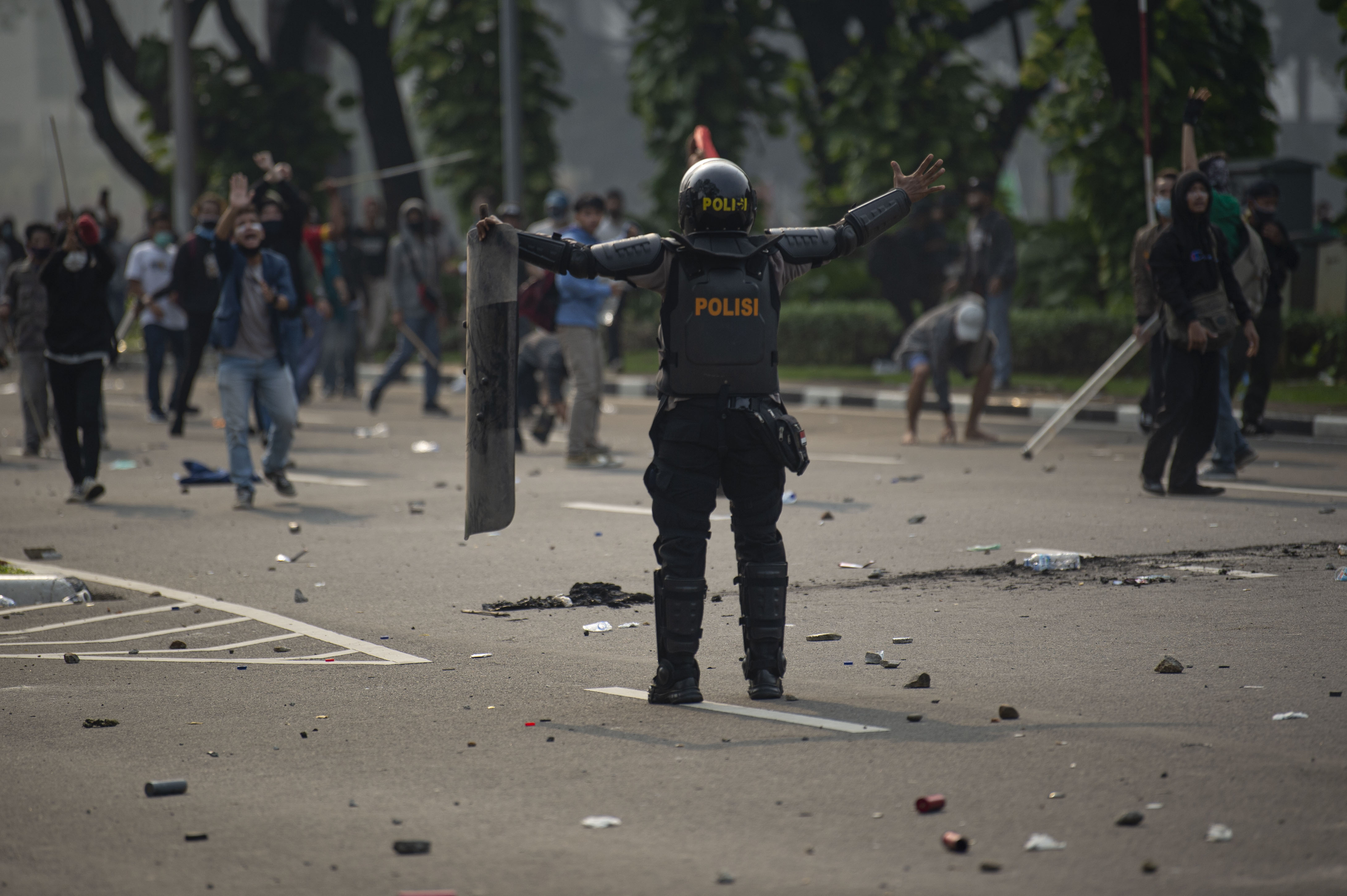 Ilustrasi polisi menghalau massa pengunjuk rasa yang menolak UU Cipta Kerja.