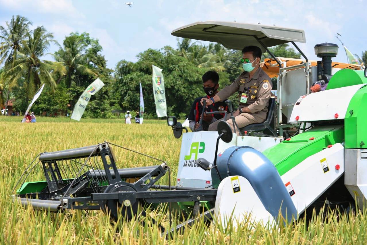 Mentan Syahrul mengoperasikan traktor.