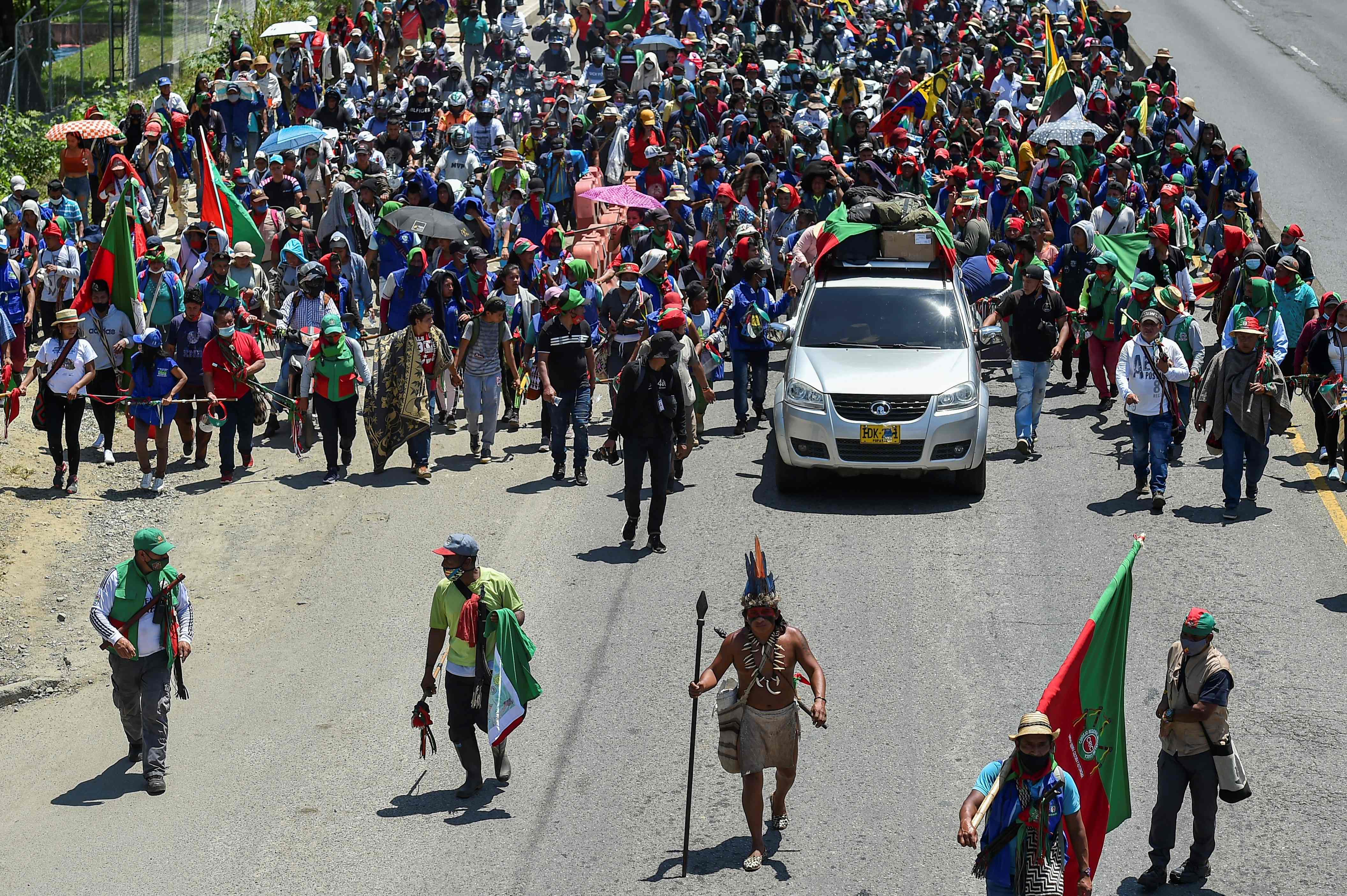 Ribuan penduduk asli (masyarakat adat) Kolombia berjalan kaki menuju Kota Cali untuk menyuarakan pendapat