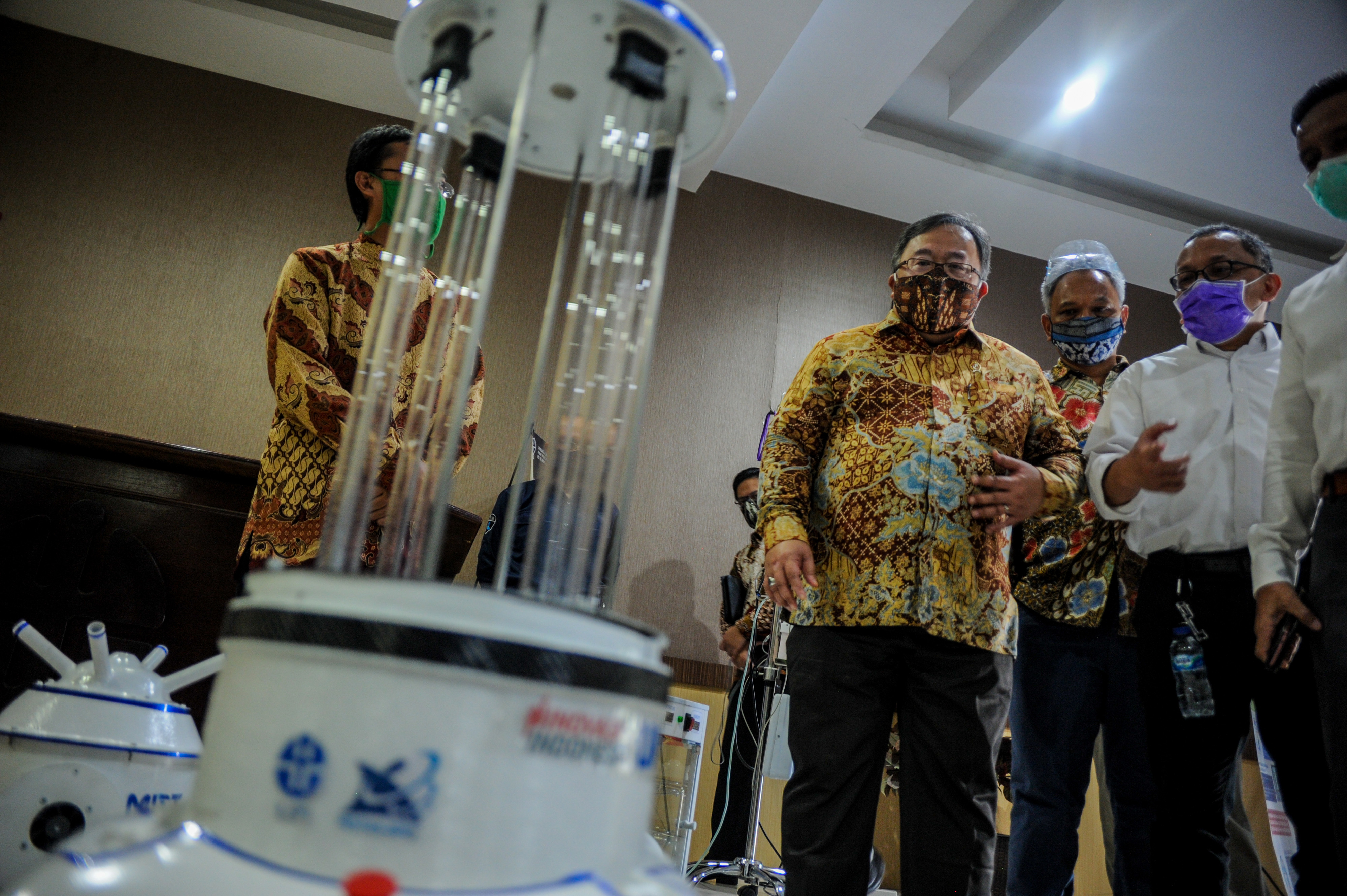 Menristek/Kepala BRIN Bambang Brodjonegoro (ketiga kanan) melakukan kunjungan kerja di Laboratorium LIPI Bandung, Jawa Barat, Rabu (29/7).