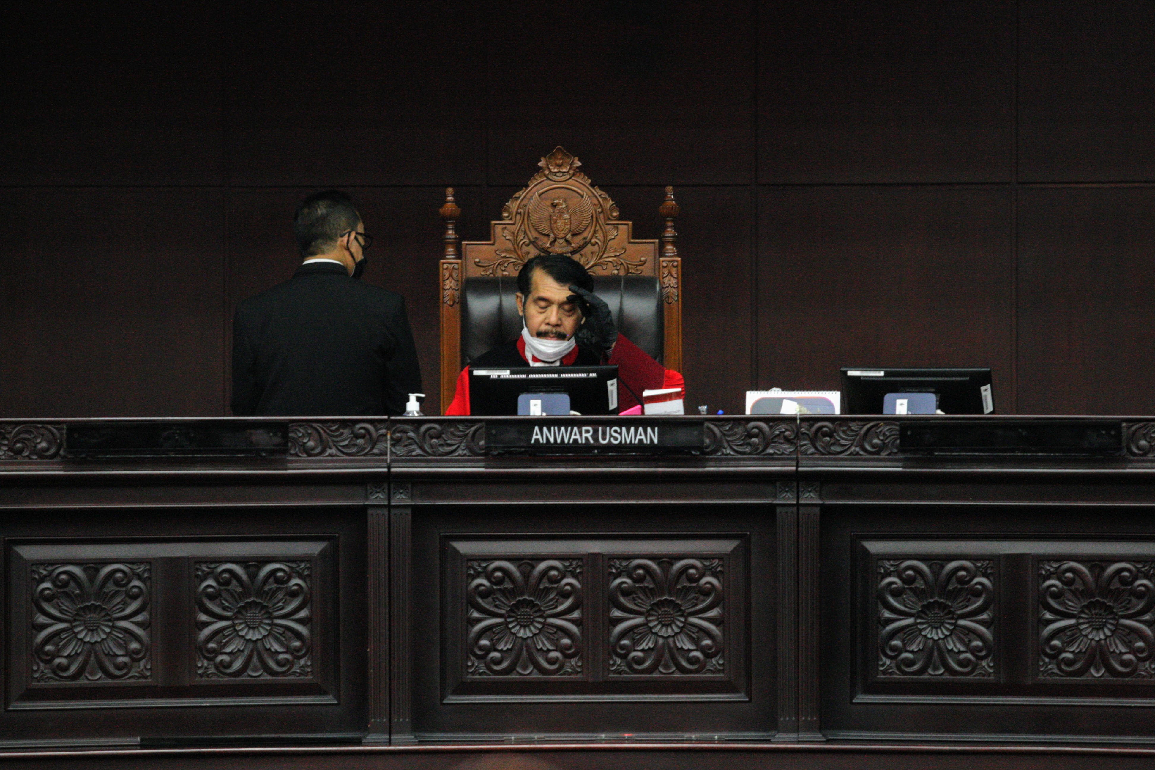 Ketua Mahkamah Konstitusi Anwar Usman (tengah) di Gedung MK, Jakarta, Selasa (13/10/2020). 