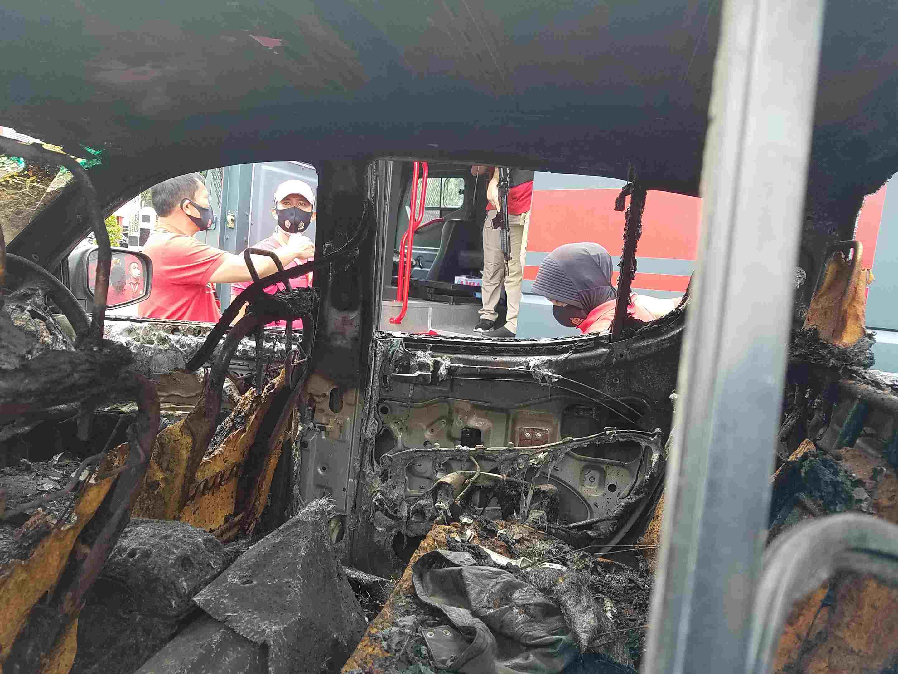 Bangkai mobil yang dibakar di Rokan Hulu, Riau.