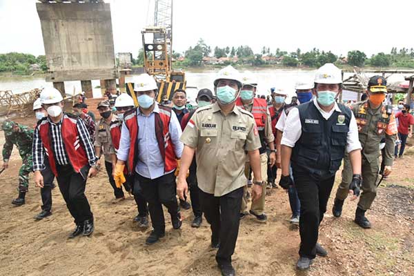 Gubernur Sumatra Selatan Herman Deru meresmikan dimulainya pembangunan jembatan yang menghubungkan dua kabupaten, Banyuasin dan Muara Enim.