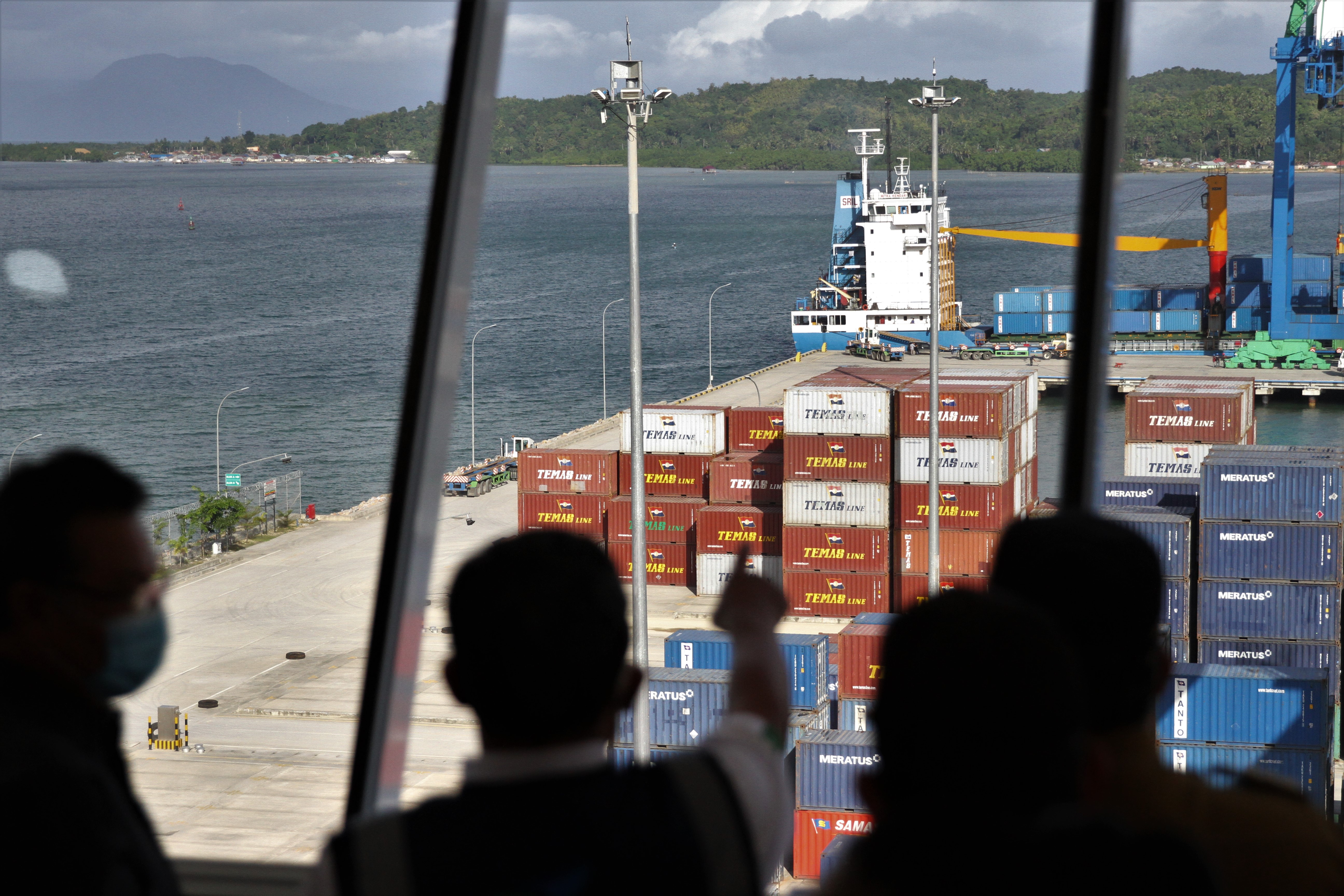 Sejumlah kapal bersandar di dermaga bongkar muat peti kemas Pelabuhan Indonesia IV (Persero) Kendari, Sulawesi Tenggara, Selasa (7/7/2020).