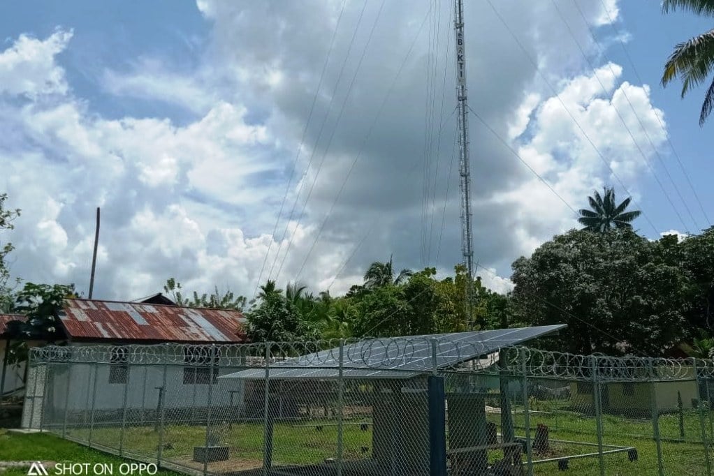 Salah satu tower yang dibangun Bupati Sorong Selatan, Samsudin Anggiluli, dari Partai Nasdem.