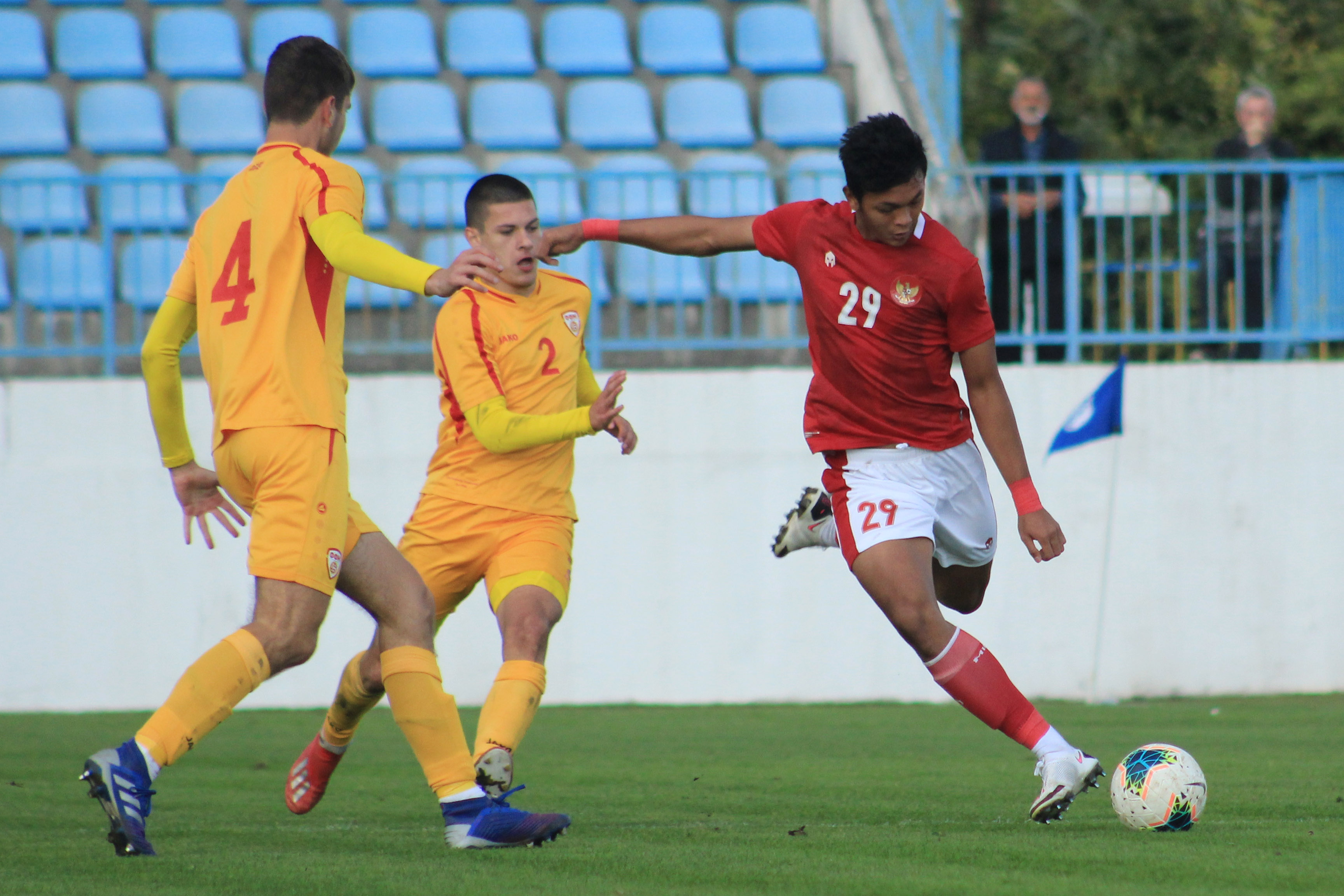 Pemain Timnas U-19 Saddam Emiruddin (kanan) melepaskan tembakan dengan dibayangi dua pemain Macedonia Utara.