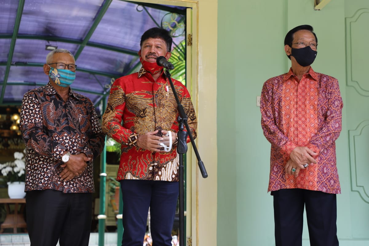 Menteri Kominfo Johnny G Plate memberikan keterangan di Yogyakarta, Jumat (16/10).