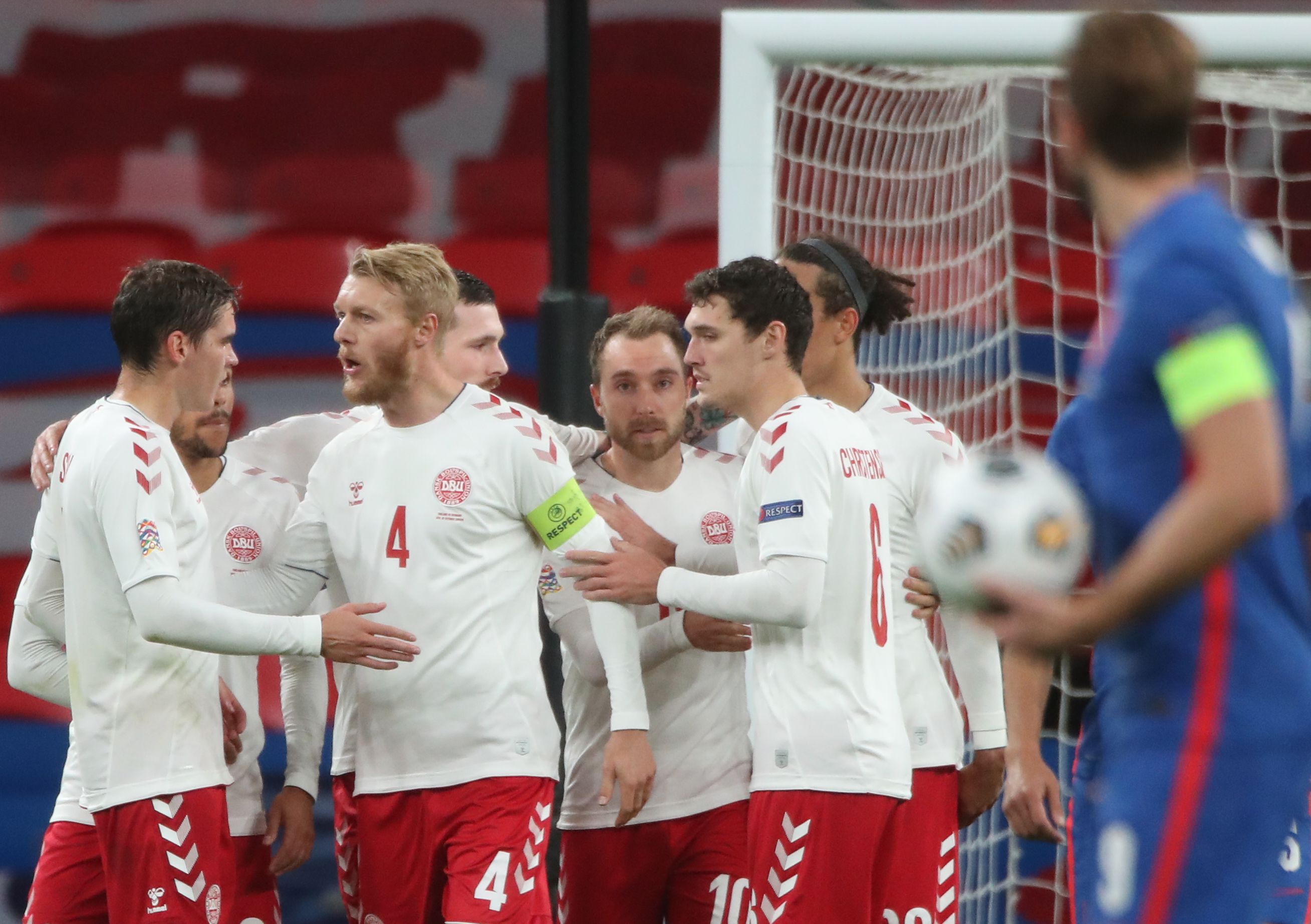 Gelandang Denmark Christian Eriksen (tengah) melakukan selebrasi bersama rekan-rekannya usai mencetak gol ke gawang Inggris.