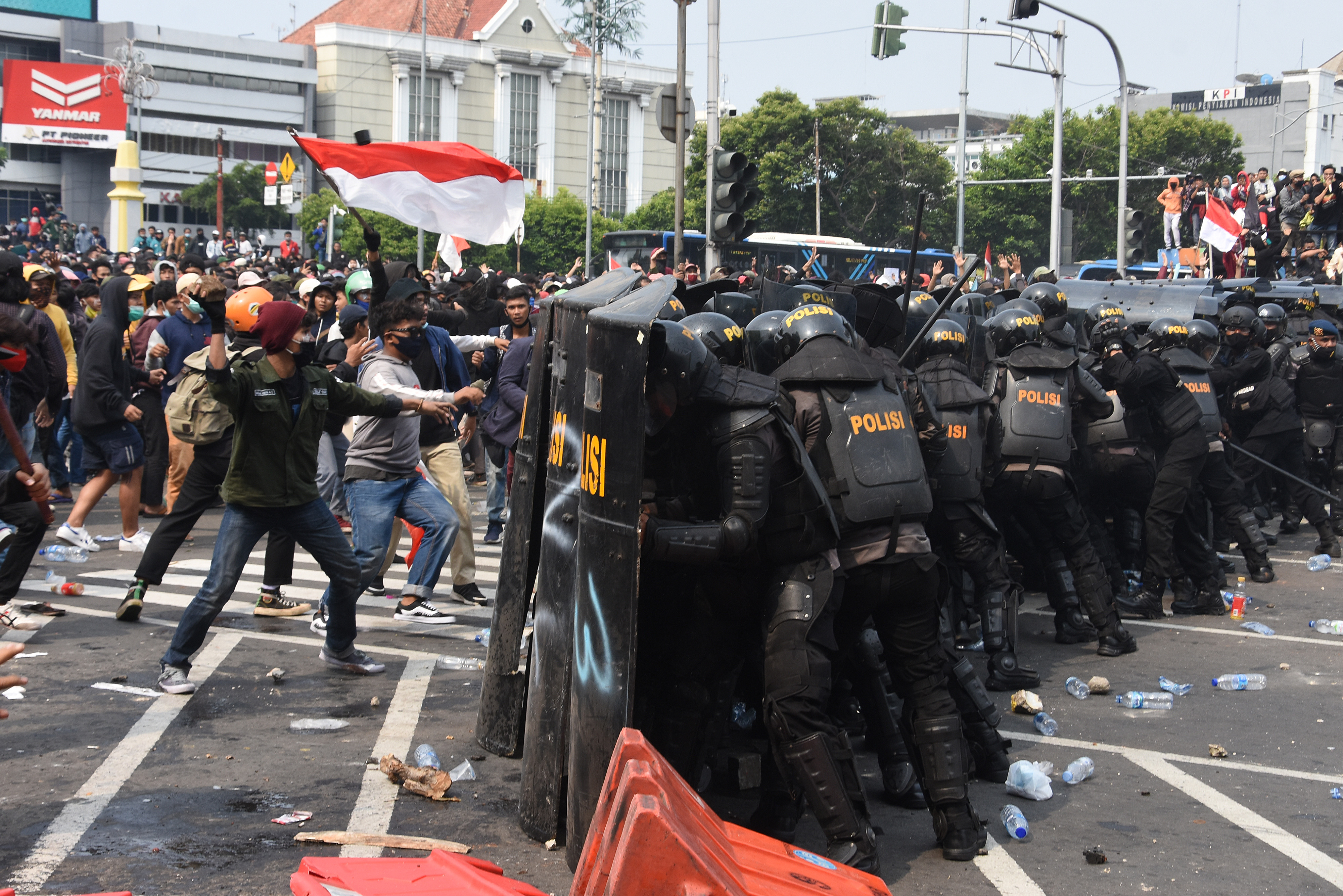 Pengunjuk rasa yang menolak Omnibus Law RUU Cipta Kerja terlibat bentrok dengan polisi di kawasan Harmoni, Jakarta