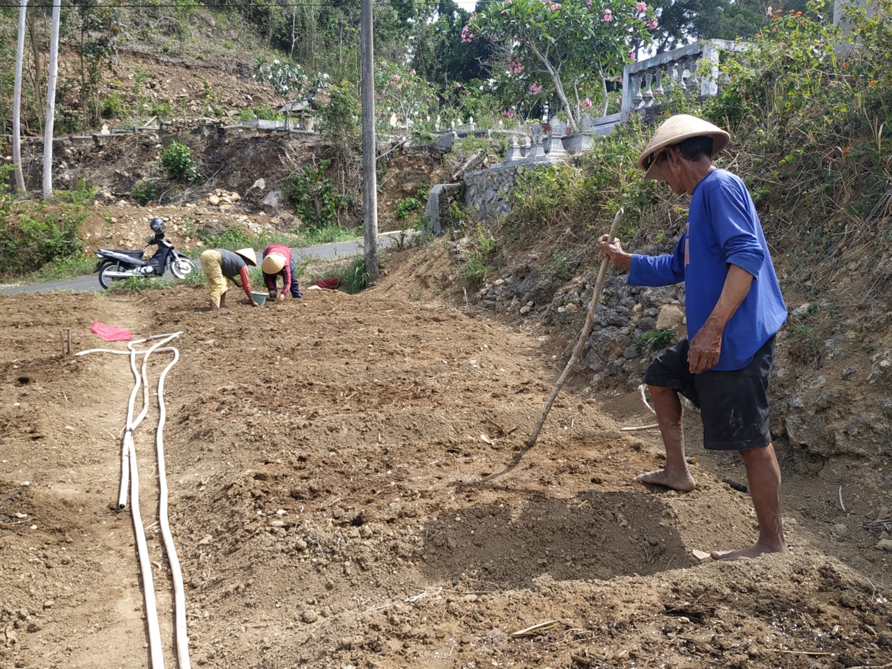  Wabe, petani di Dusun Nawungan 1, Desa Selopamioro, Imogiri, Bantul siap menanam bawang merah.