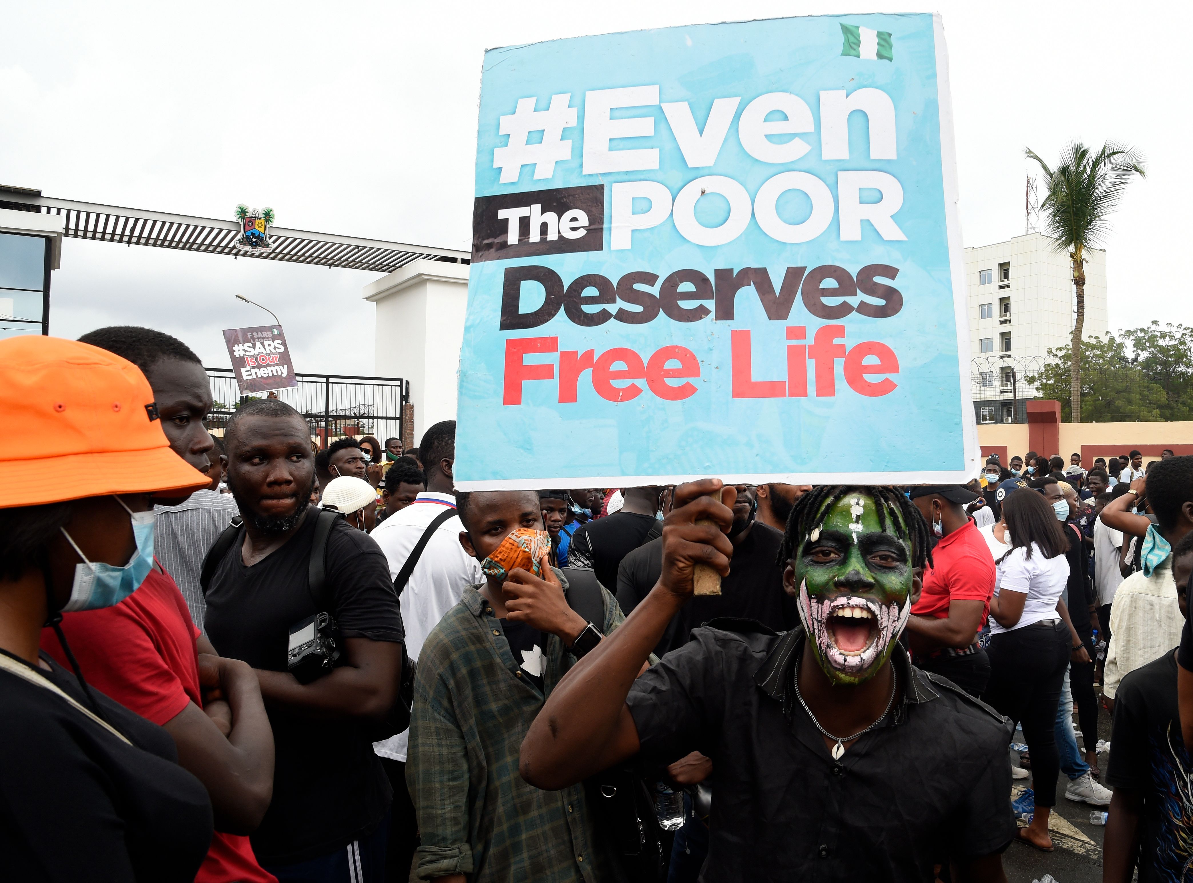 Warga Nigeria turun ke jalan untuk memprotes unit kepolisian yang kontroversial.