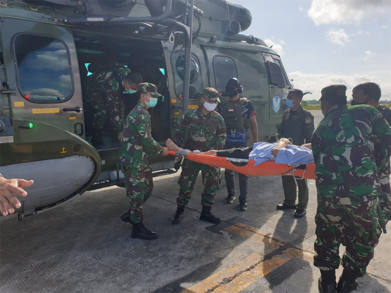  Evakuasi anggota TGPF yang tertembak.