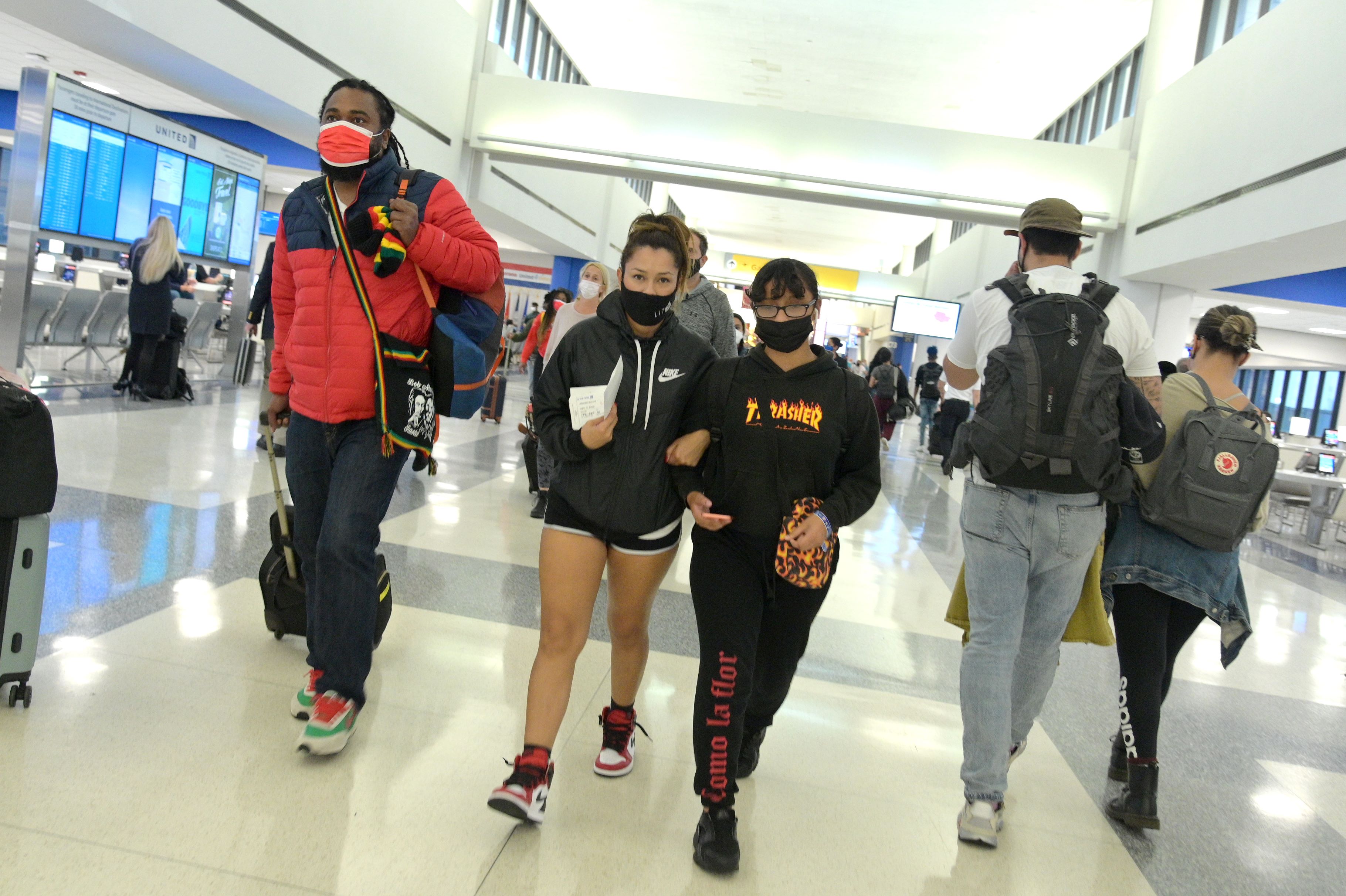 Pelancong udara berjalan menuju gerbang mereka setelah melewati keamanan di Bandara Internasional Newark Liberty pada 22 Oktober 2020 