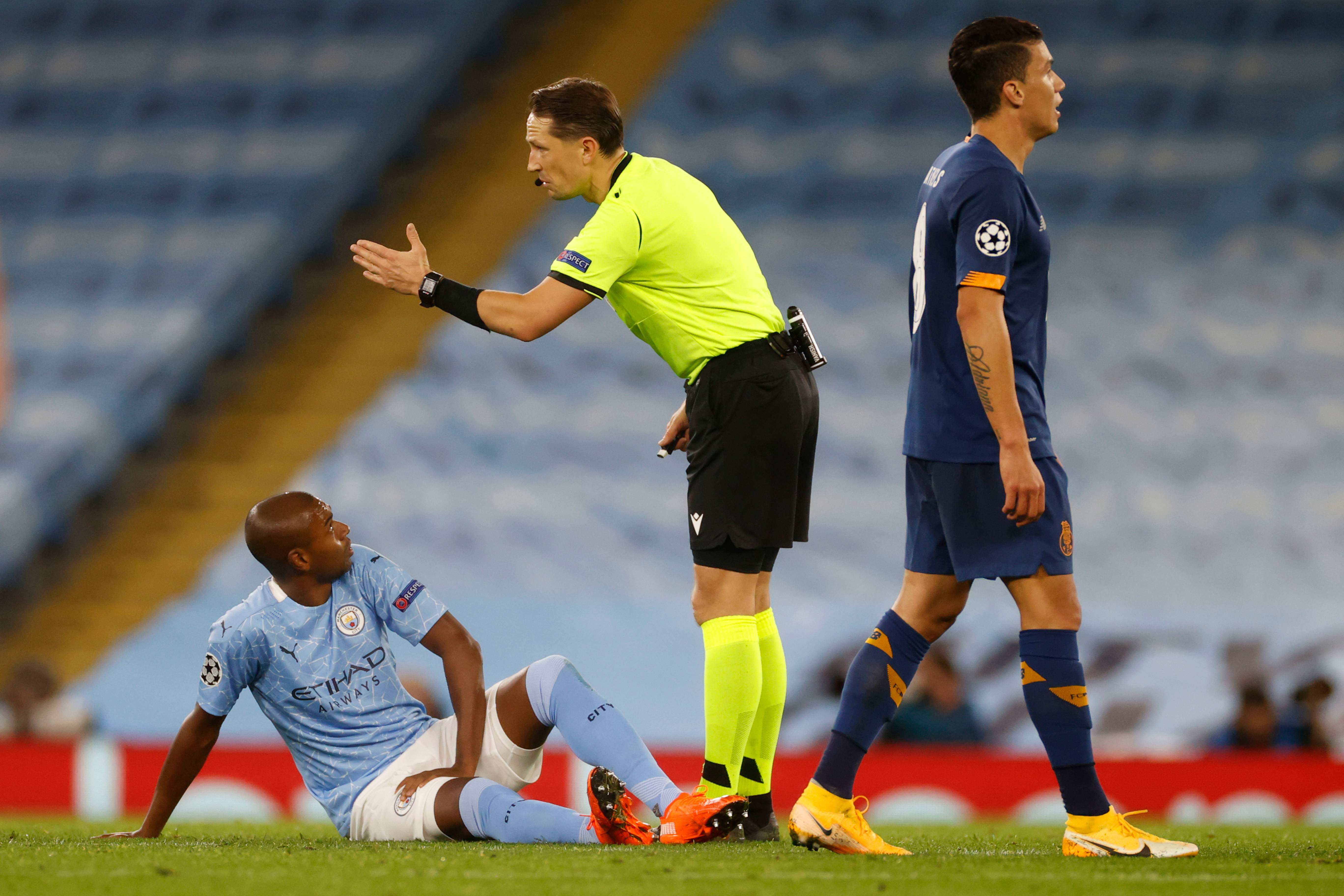 Manchester City Terancam Lama Kehilangan Fernandinho