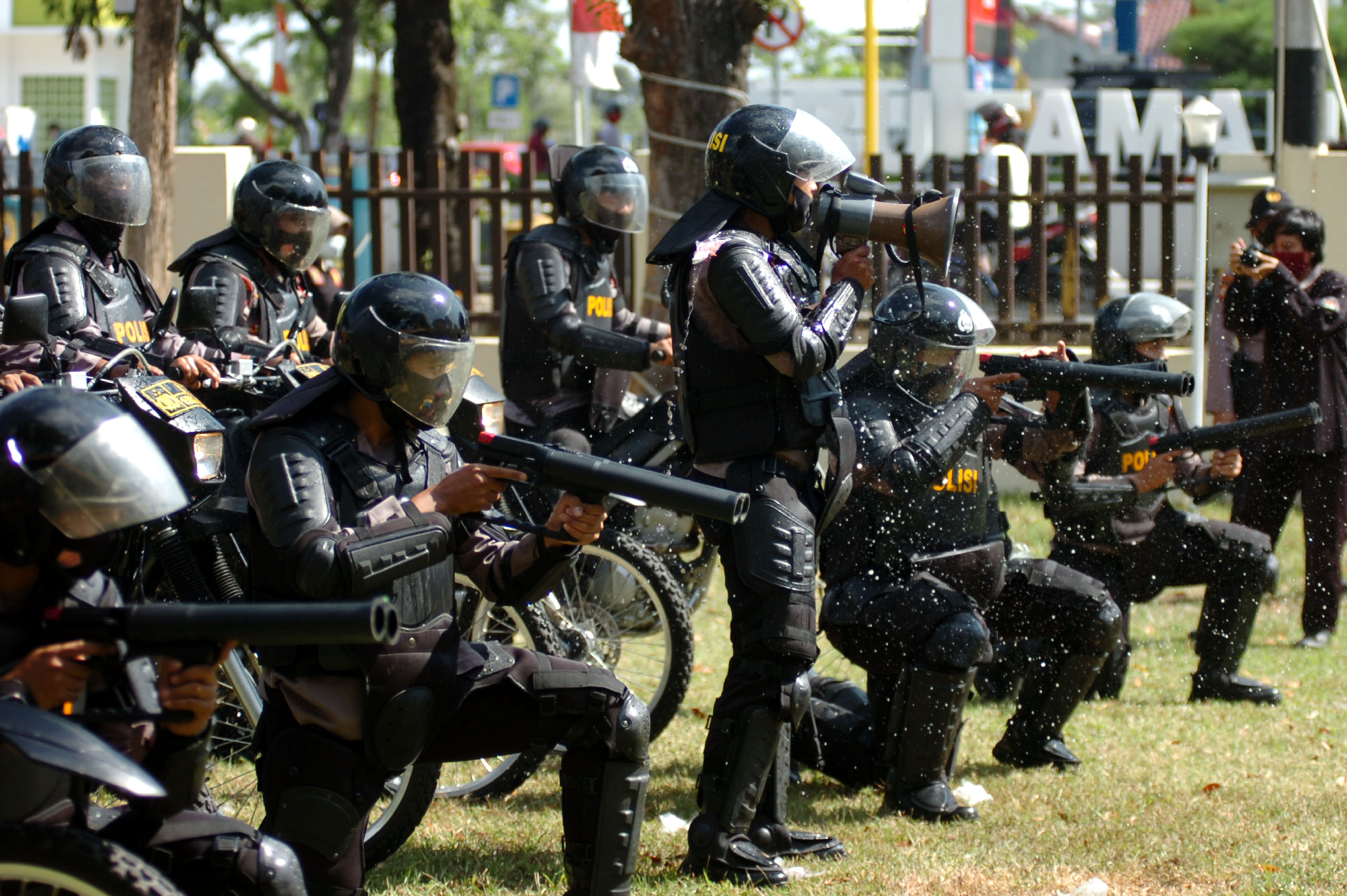  Personel kepolisian melakukan pengendalian massa unjuk rasa saat simulasi pengamanan Pilkada