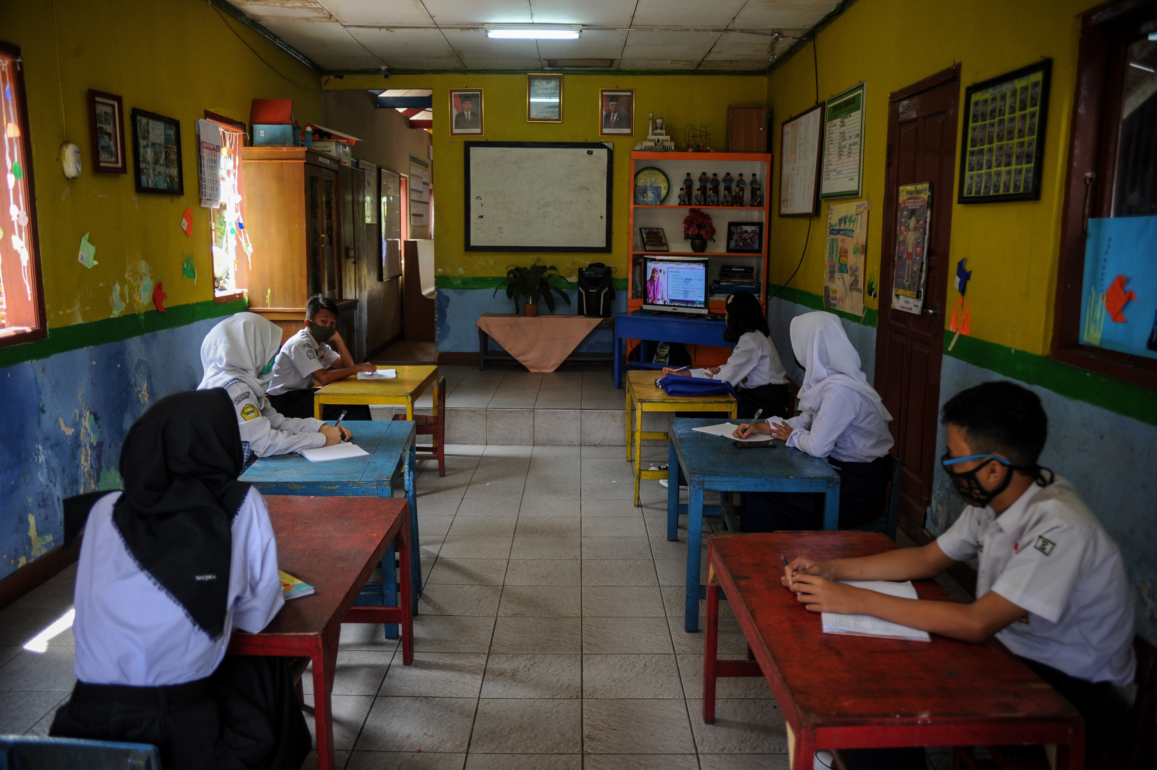  Sejumlah siswa SMP mengikuti Pembelajaran Jarak Jauh (PJJ) melalui saluran televisi Bandung 132 di Cibangkong, Bandung