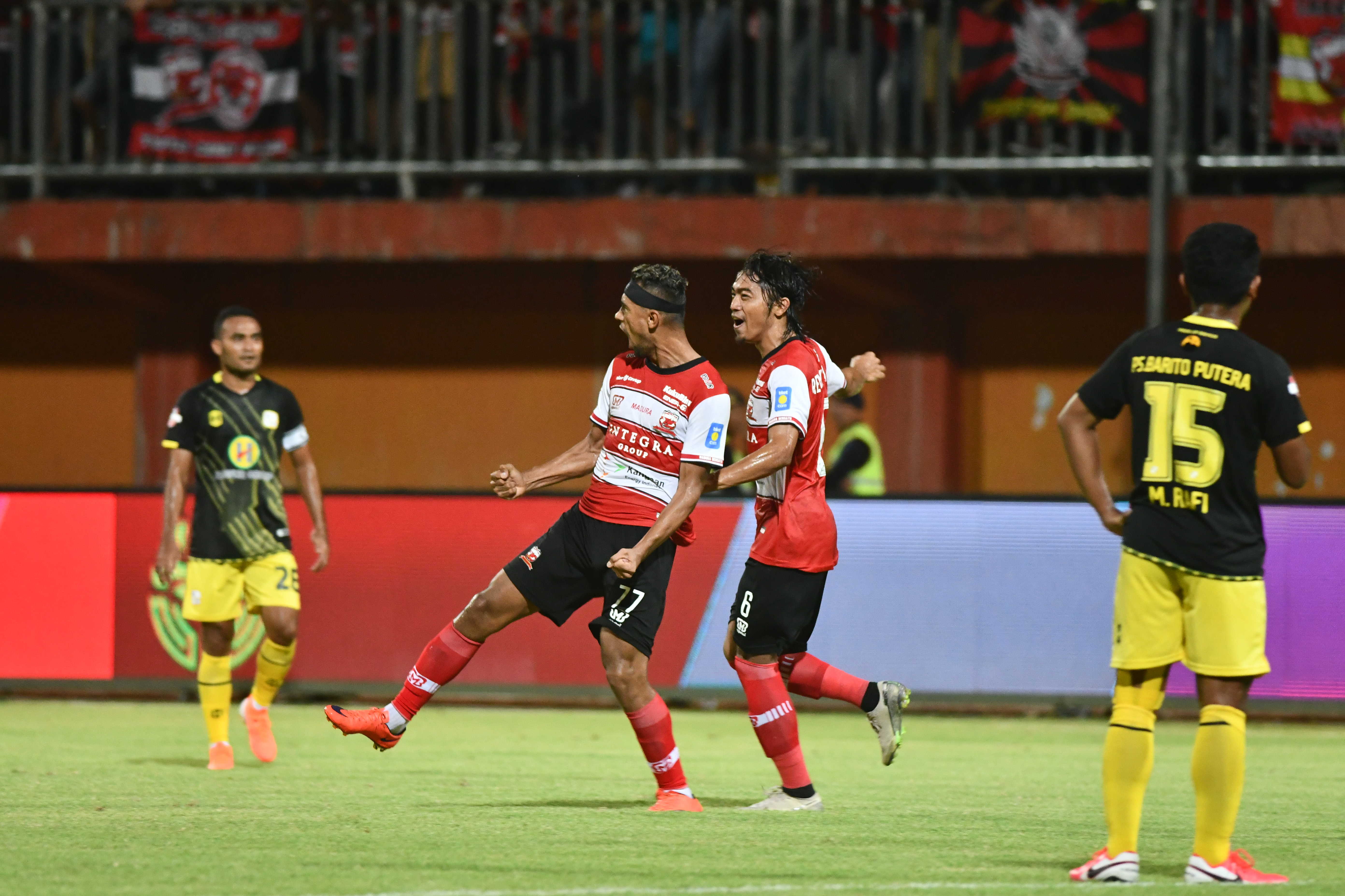 Pemain Madura United saat melakukan selebrasi seusai mencetak gol.
