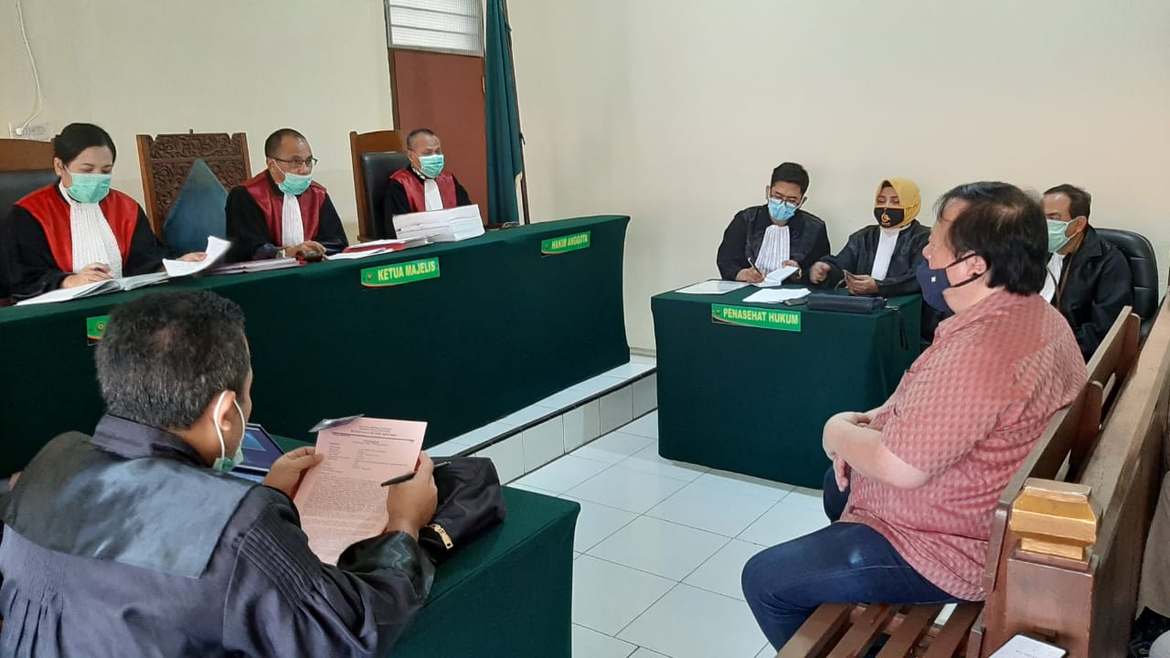 Sidang kasus penjiplakan konstruksi sarang laba-laba di Pengadilan Negeri Sidoarjo, Rabu (30/9), dengan terdakwa Ryantori Angka Raharja. 